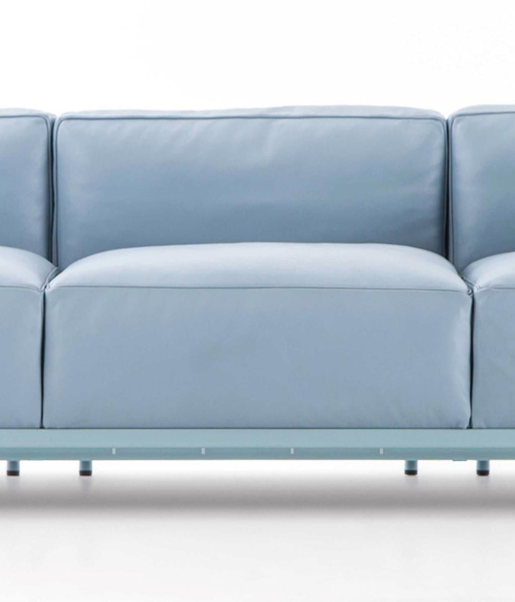 https://a.1stdibscdn.com/le-corbusier-3-fauteuil-gran-confort-grand-modele-trois-places-for-cassina-for-sale-picture-6/f_14272/f_423051121731568993302/Captura_de_pantalla_2024_11_14_a_las_8_22_20_master.jpg
