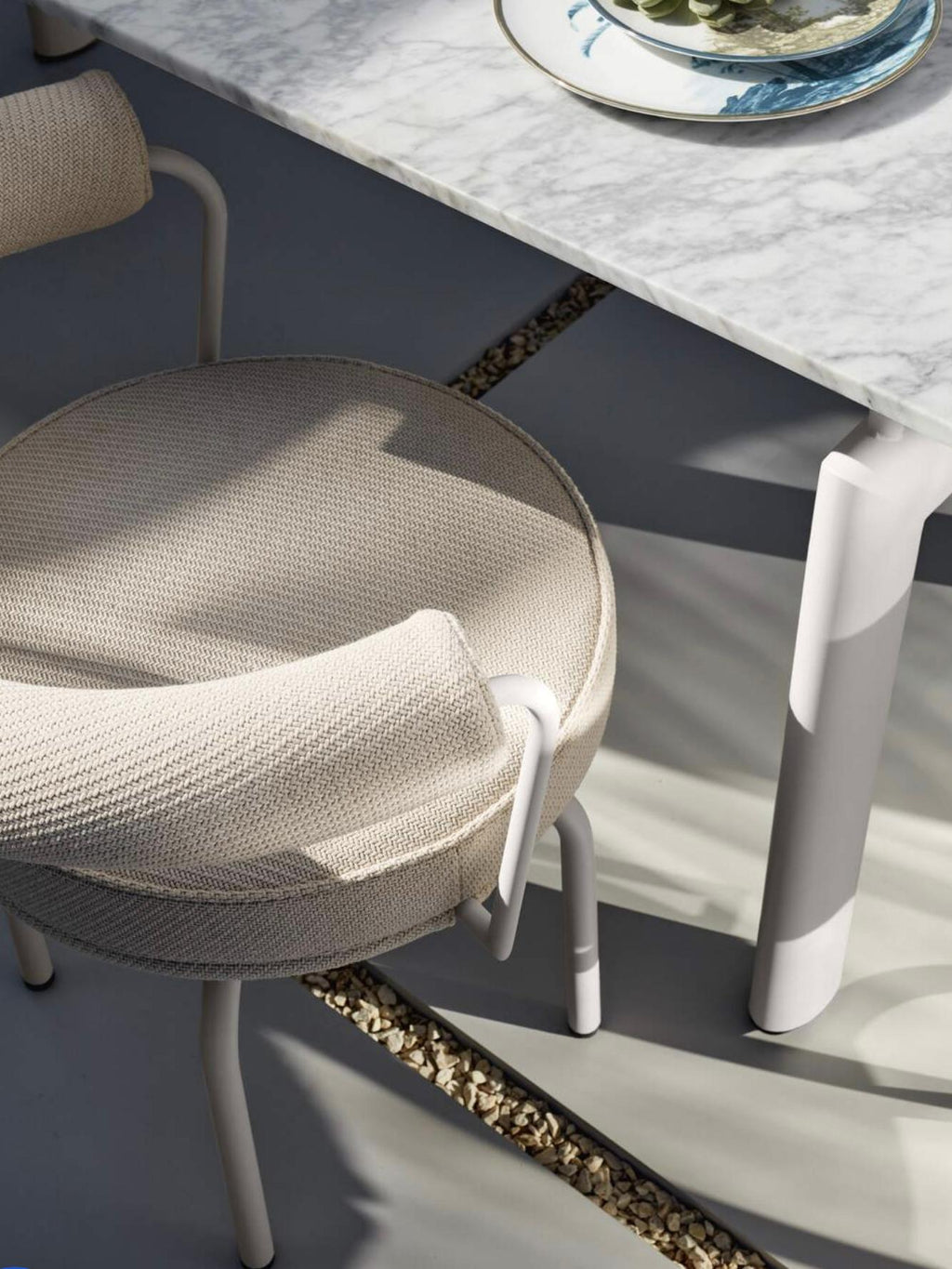 https://a.1stdibscdn.com/charlotte-perriand-7-fauteuil-tournant-outdoor-for-cassina-for-sale-picture-7/f_14272/f_423898321732109264491/Captura_de_pantalla_2024_11_20_a_las_13_52_30_master.jpg