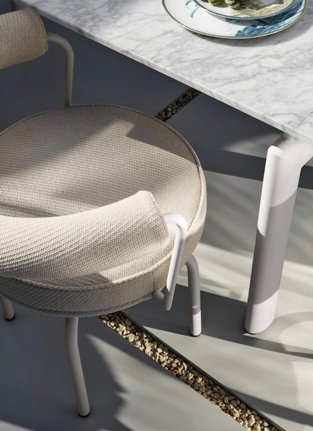 https://a.1stdibscdn.com/charlotte-perriand-7-fauteuil-tournant-outdoor-for-cassina-for-sale-picture-12/f_14272/f_423894121732107461057/Captura_de_pantalla_2024_11_20_a_las_13_52_57_master.jpg