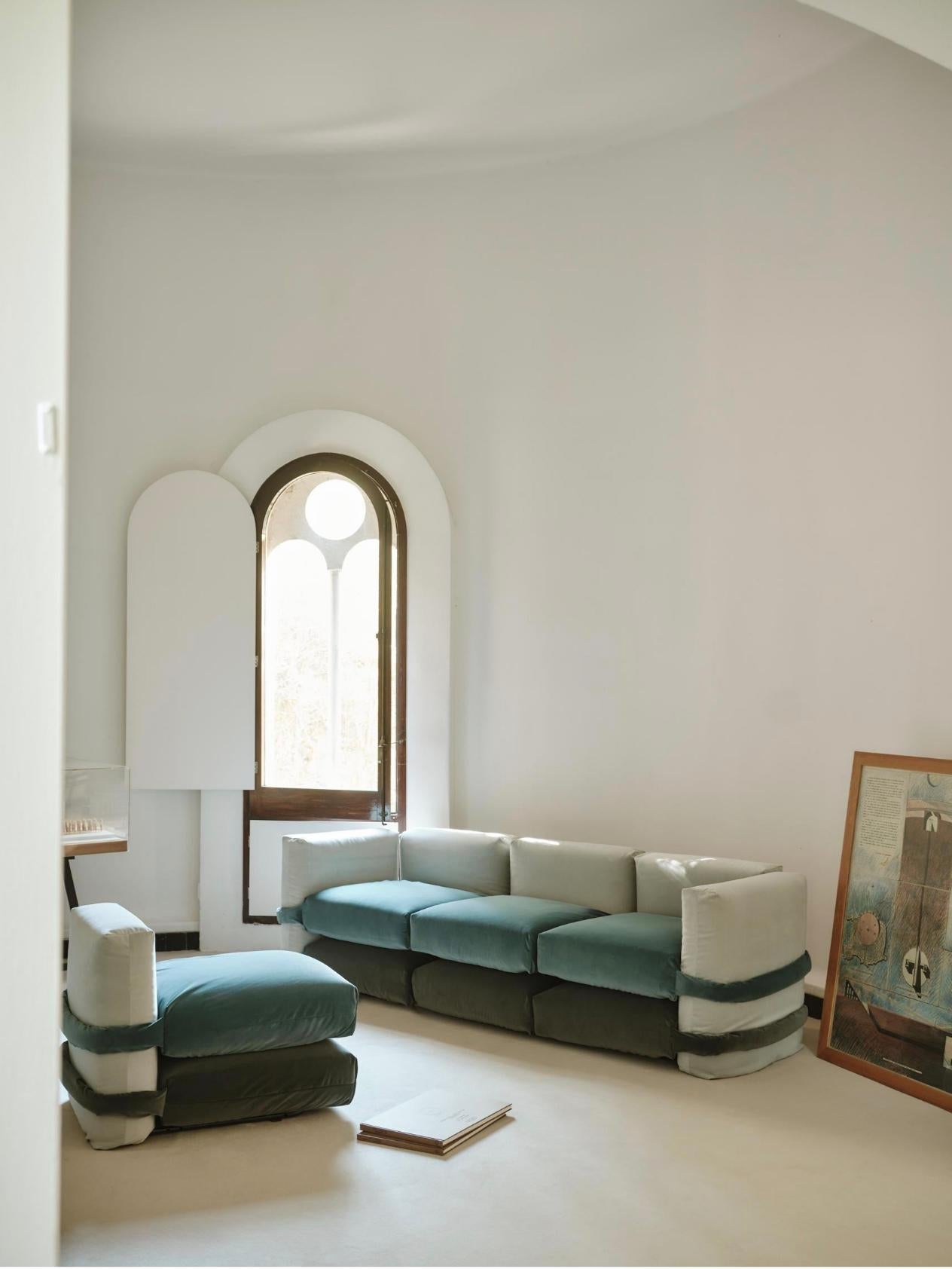 https://a.1stdibscdn.com/muller-van-severen-pillow-sofa-velvet-modular-sofa-for-bd-barcelona-for-sale-picture-5/f_14272/f_424604721732548924405/Captura_de_pantalla_2024_11_25_a_las_16_06_00_master.jpg