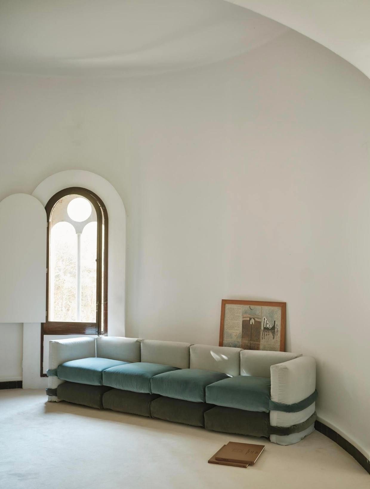 https://a.1stdibscdn.com/muller-van-severen-pillow-sofa-velvet-modular-sofa-for-bd-barcelona-for-sale-picture-8/f_14272/f_424604721732548925648/Captura_de_pantalla_2024_11_25_a_las_16_06_46_master.jpg