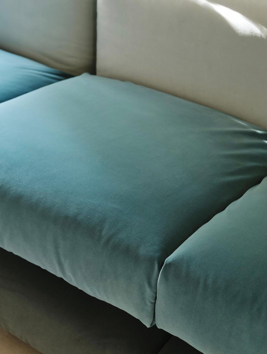 https://a.1stdibscdn.com/muller-van-severen-pillow-sofa-velvet-modular-sofa-for-bd-barcelona-for-sale-picture-9/f_14272/f_424604721732548925967/Captura_de_pantalla_2024_11_25_a_las_16_06_52_master.jpg