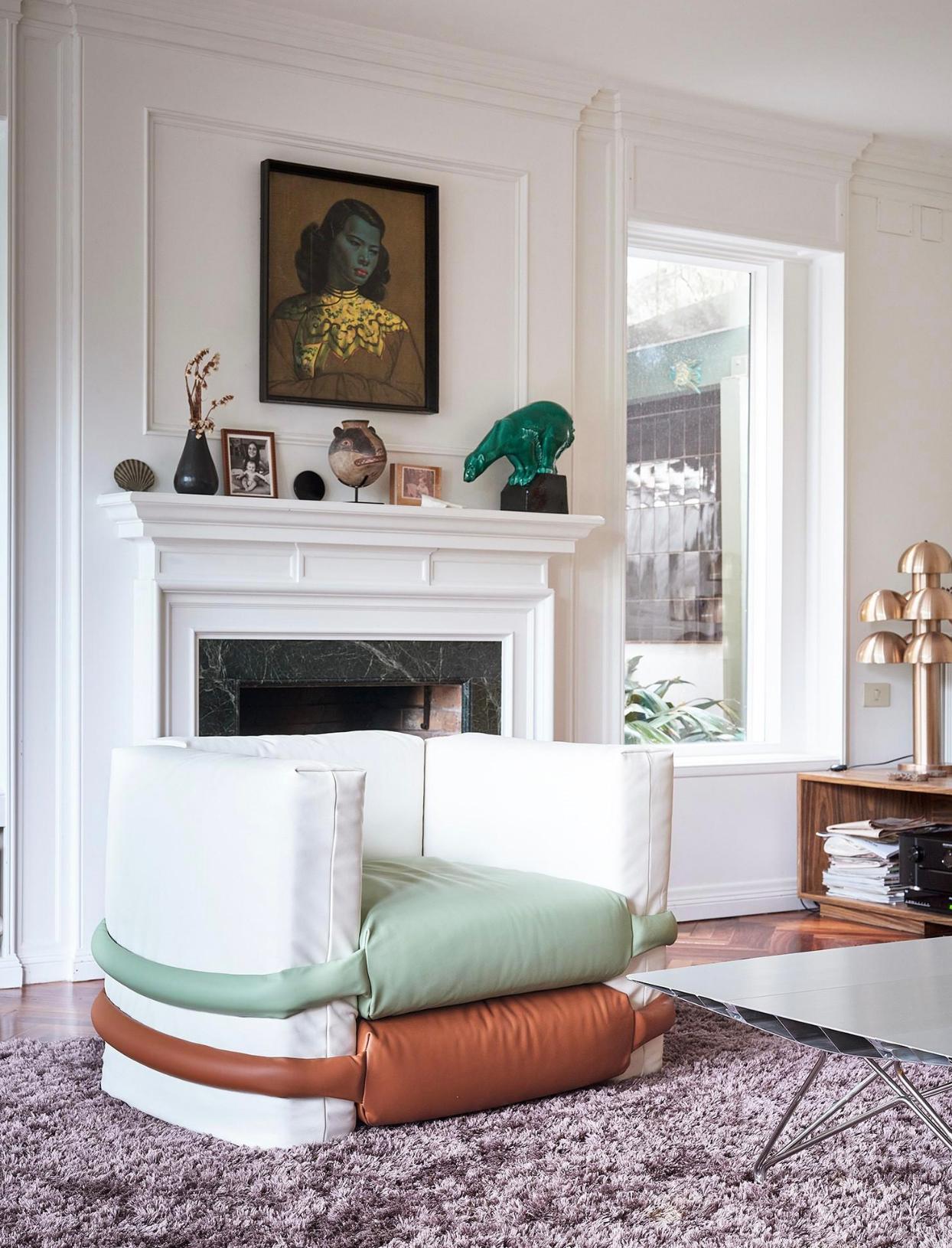 https://a.1stdibscdn.com/muller-van-severen-corner-playful-pillow-sofa-in-leather-for-bd-barcelona-for-sale-picture-8/f_14272/f_424957121732719199820/Captura_de_pantalla_2024_11_27_a_las_15_40_03_master.jpg