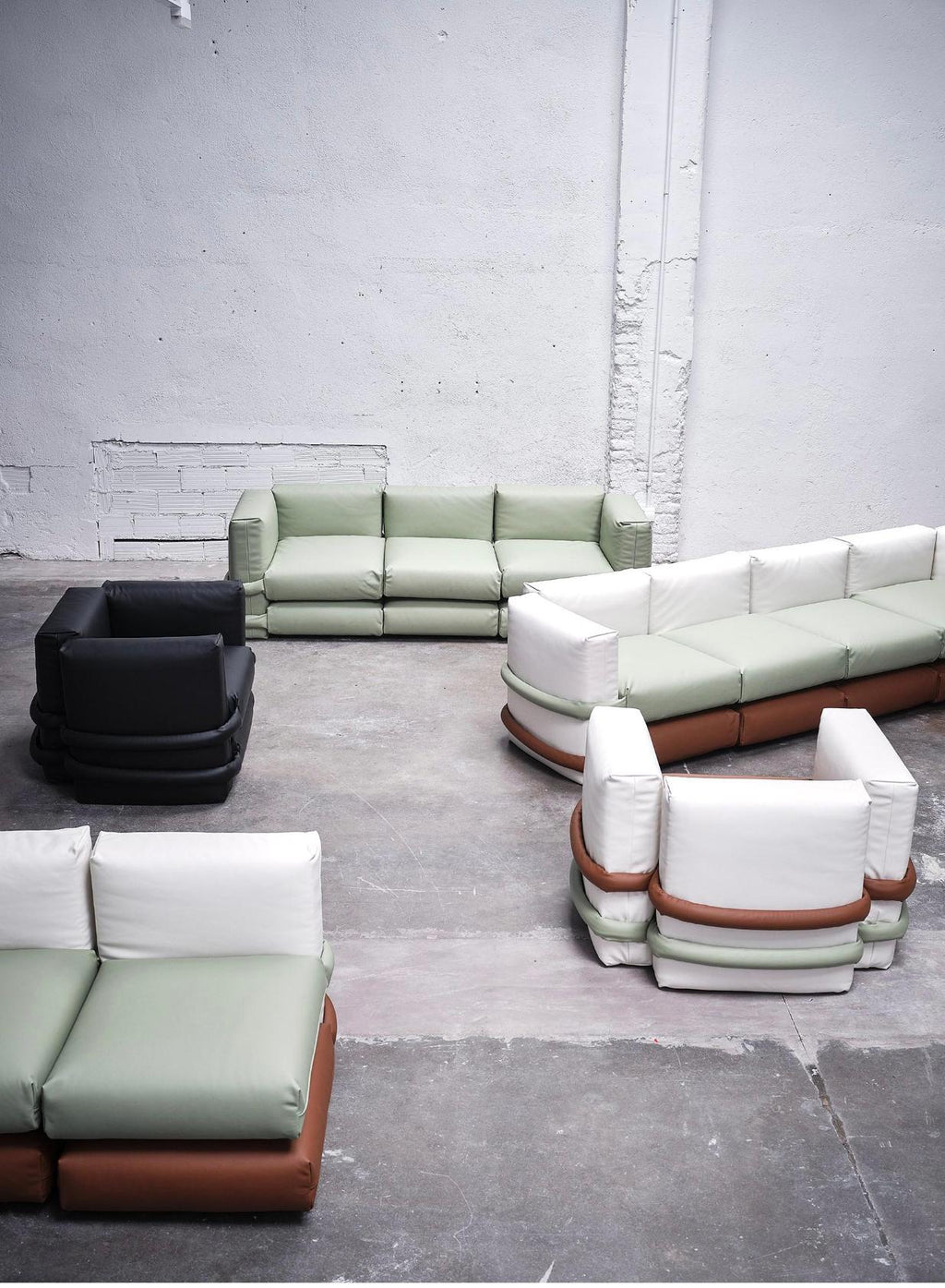 https://a.1stdibscdn.com/muller-van-severen-corner-playful-pillow-sofa-in-leather-for-bd-barcelona-for-sale-picture-9/f_14272/f_424957121732719200265/Captura_de_pantalla_2024_11_27_a_las_15_40_13_master.jpg