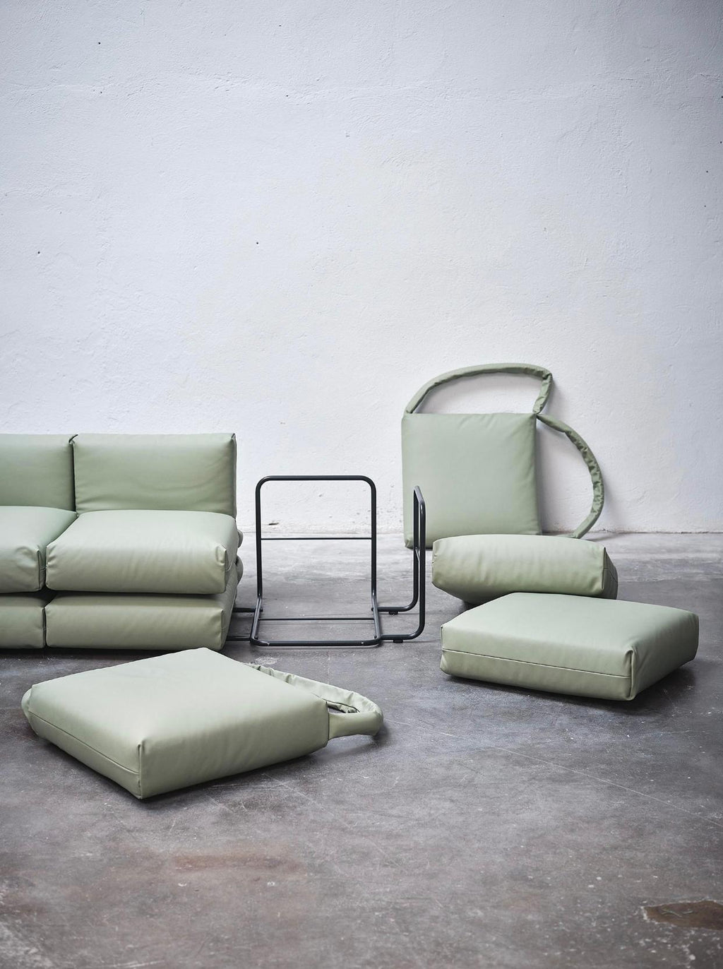 https://a.1stdibscdn.com/muller-van-severen-corner-playful-pillow-sofa-in-leather-for-bd-barcelona-for-sale-picture-10/f_14272/f_424957121732720906917/Captura_de_pantalla_2024_11_27_a_las_16_00_15_master.jpg