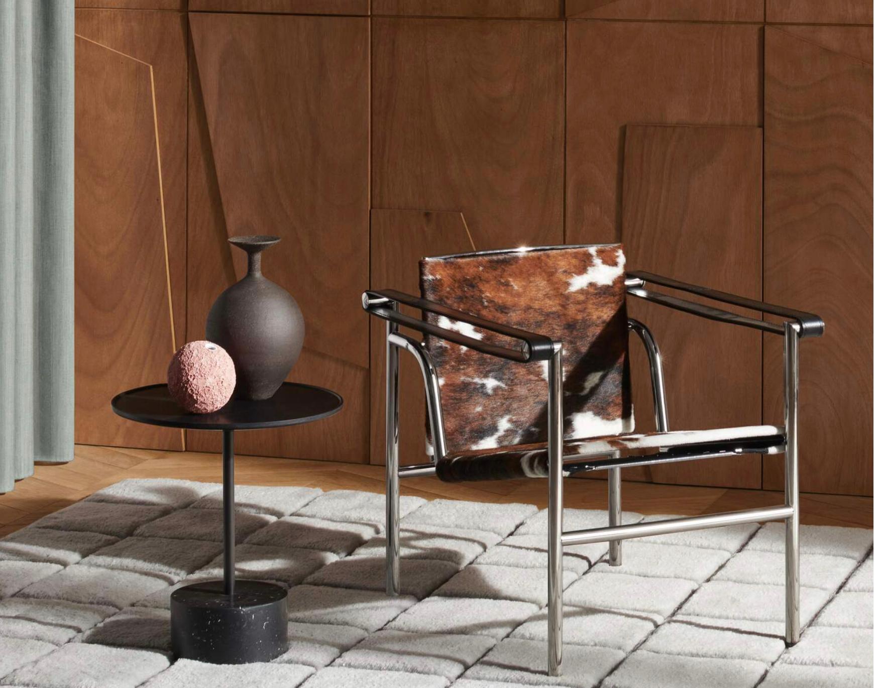 https://a.1stdibscdn.com/le-corbusier-1-fauteuil-dossier-basculant-armchair-for-cassina-for-sale-picture-10/f_14272/f_425049621732777792359/Captura_de_pantalla_2024_11_28_a_las_8_07_38_master.jpg