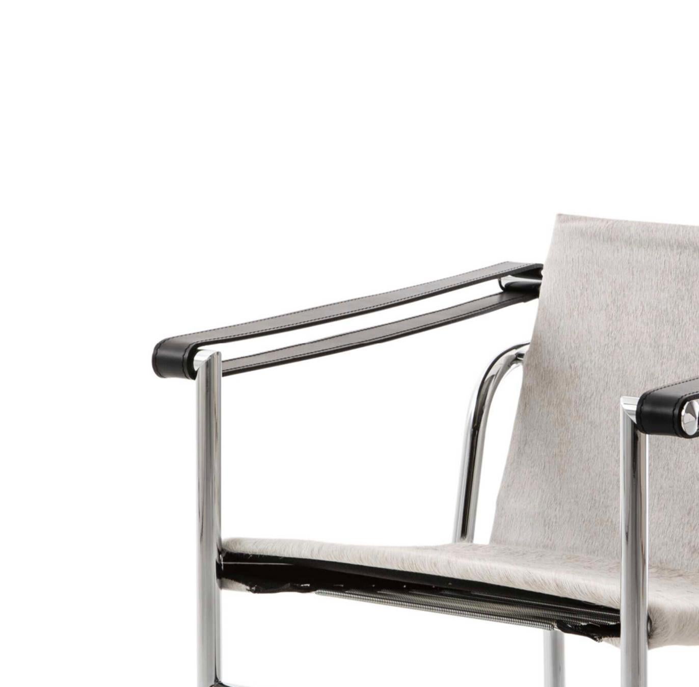 https://a.1stdibscdn.com/le-corbusier-1-fauteuil-dossier-basculant-armchair-for-cassina-for-sale-picture-3/f_14272/f_425050321732778611711/Captura_de_pantalla_2024_11_28_a_las_8_17_42_master.jpg
