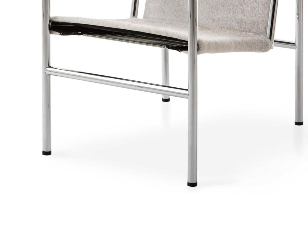 https://a.1stdibscdn.com/le-corbusier-1-fauteuil-dossier-basculant-armchair-for-cassina-for-sale-picture-6/f_14272/f_425050321732778611851/Captura_de_pantalla_2024_11_28_a_las_8_17_51_master.jpg