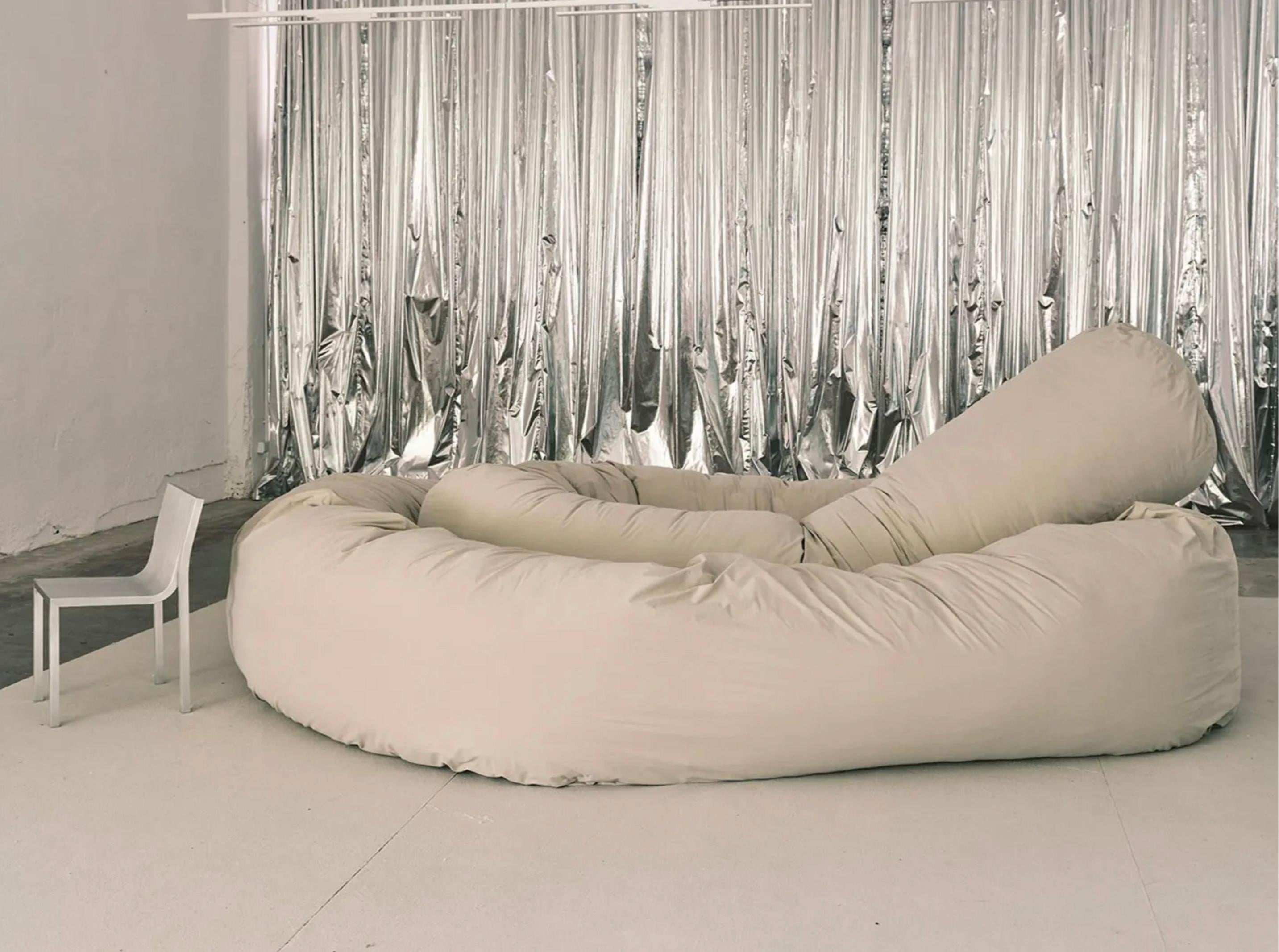 https://a.1stdibscdn.com/willo-perron-sausage-sofa-for-bd-barcelona-for-sale-picture-6/f_14272/f_425453721733122380437/Captura_de_pantalla_2024_12_02_a_las_7_47_25_master.jpg