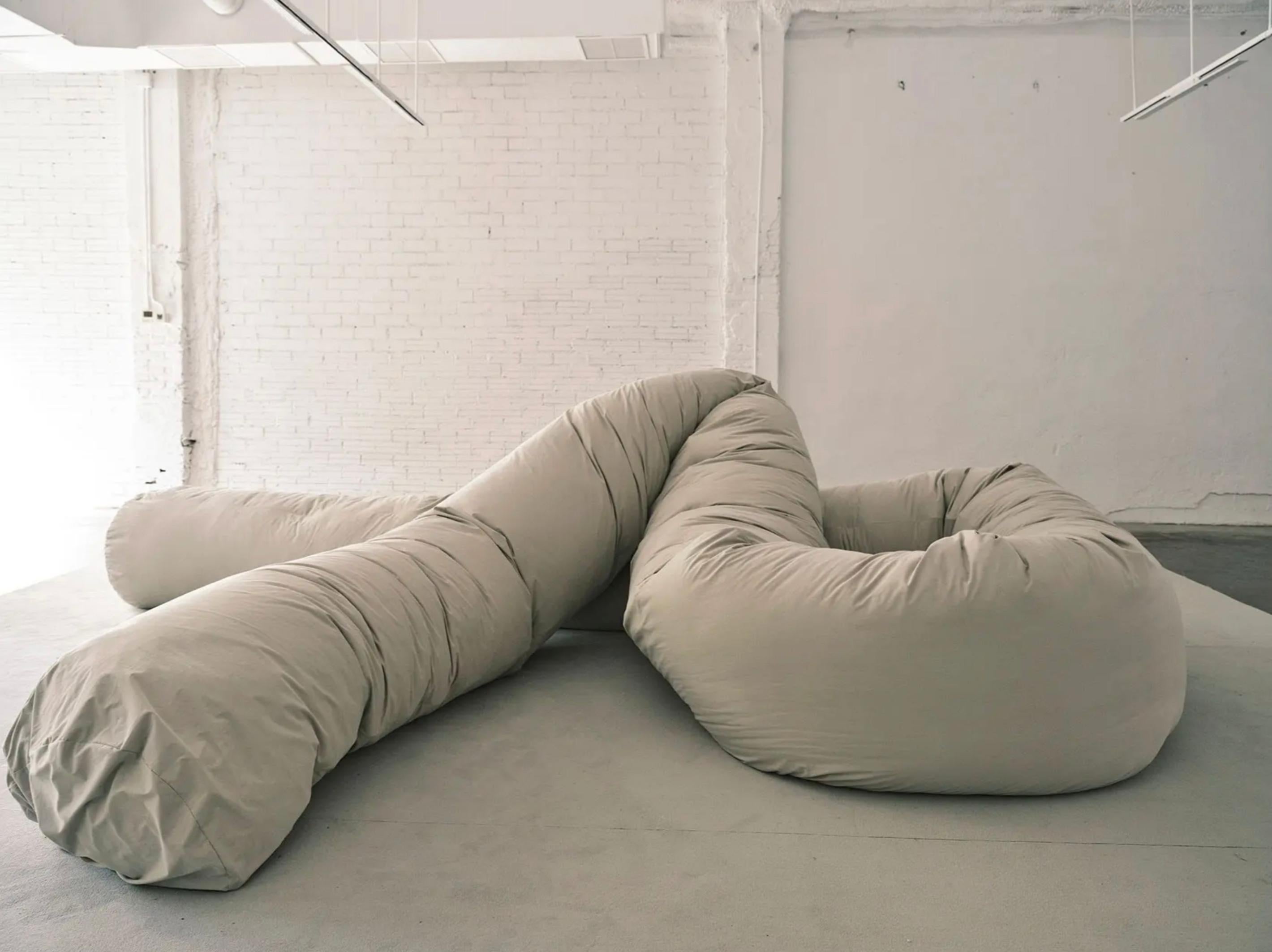 https://a.1stdibscdn.com/willo-perron-sausage-sofa-for-bd-barcelona-for-sale-picture-7/f_14272/f_425453721733122380308/Captura_de_pantalla_2024_12_02_a_las_7_47_35_master.jpg