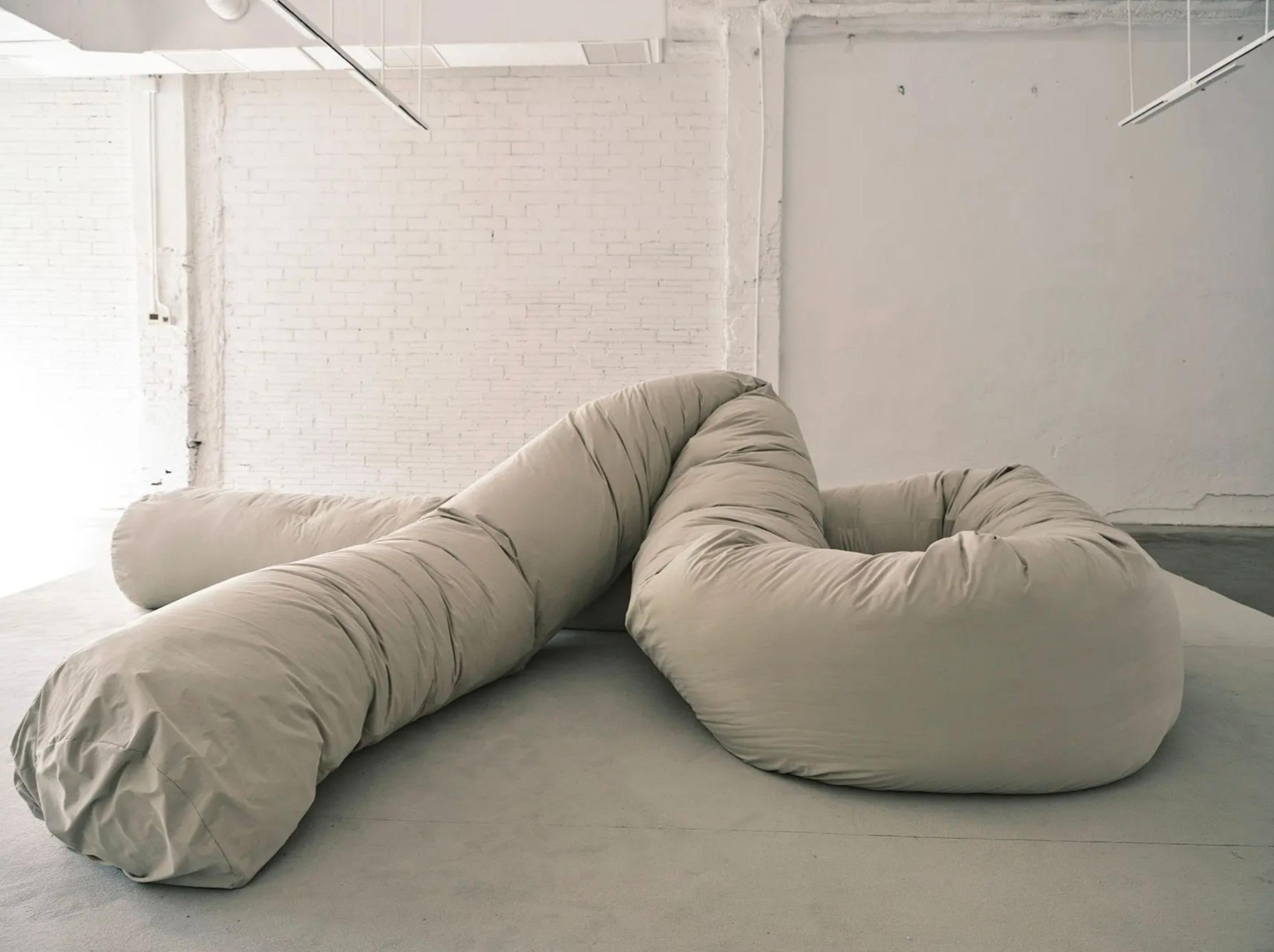 https://a.1stdibscdn.com/willo-perron-sausage-sofa-for-bd-barcelona-for-sale-picture-2/f_14272/f_425453721733122380979/Captura_de_pantalla_2024_12_02_a_las_7_48_05_master.jpg