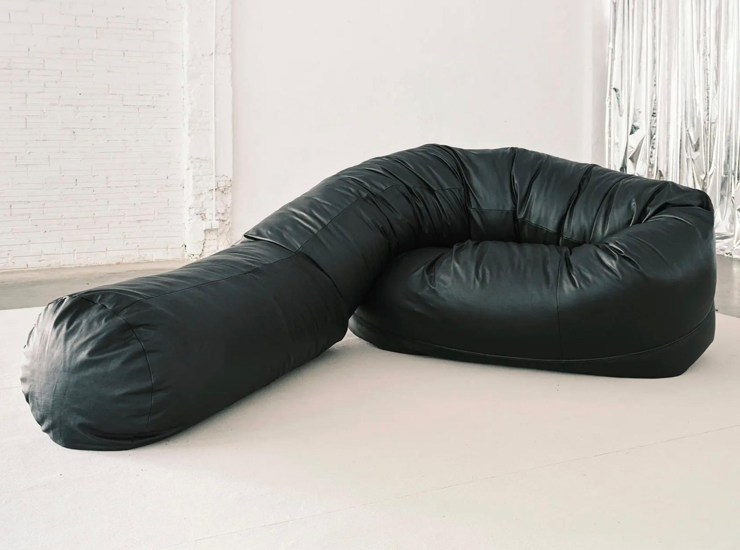 https://a.1stdibscdn.com/willo-perron-sausage-sofa-for-bd-barcelona-for-sale-picture-2/f_14272/f_425454521733123702063/Captura_de_pantalla_2024_12_02_a_las_7_48_39_master.jpg
