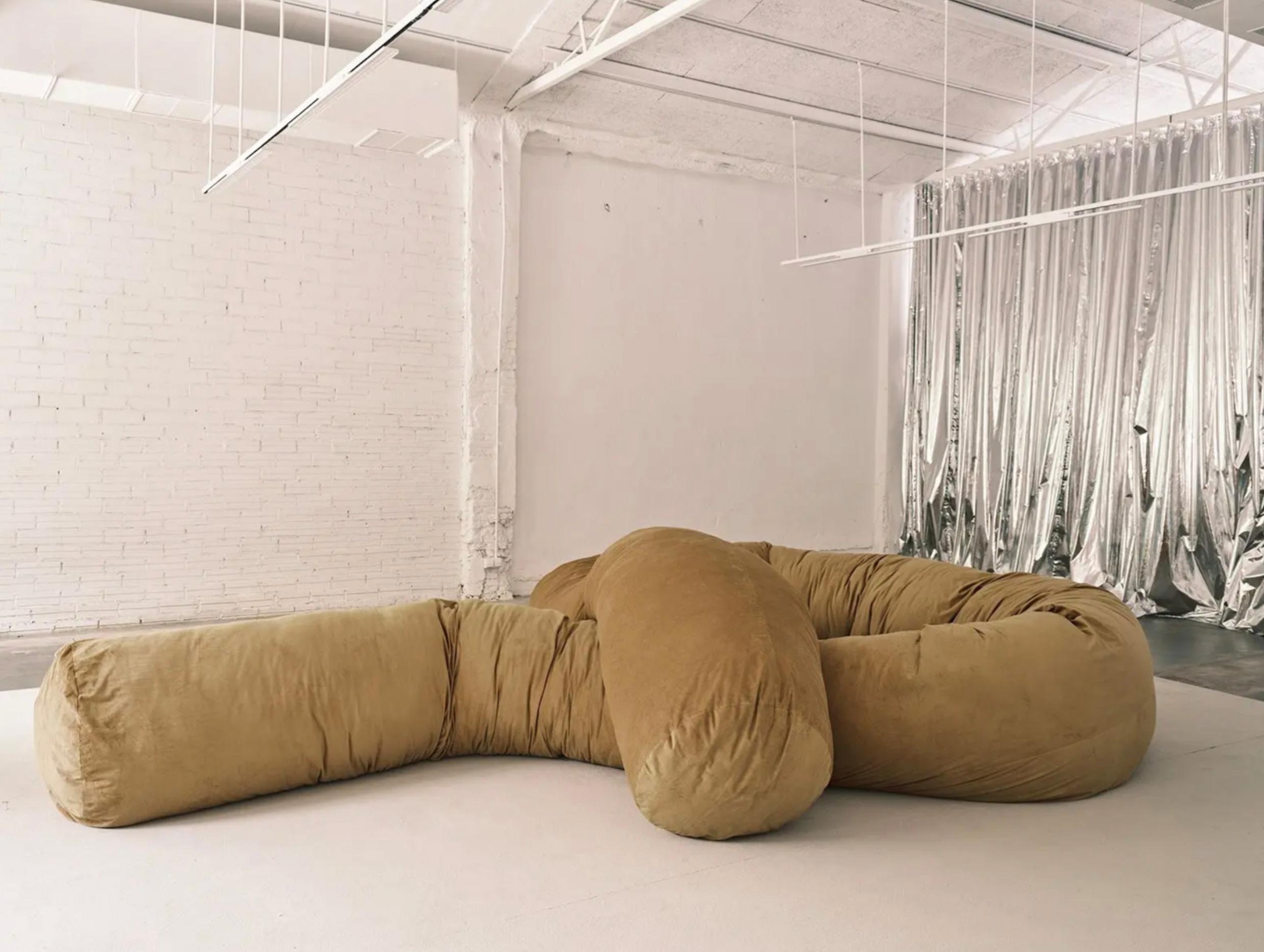 https://a.1stdibscdn.com/willo-perron-sausage-sofa-for-bd-barcelona-for-sale-picture-3/f_14272/f_425454321733123327715/Captura_de_pantalla_2024_12_02_a_las_7_49_07_master.jpg