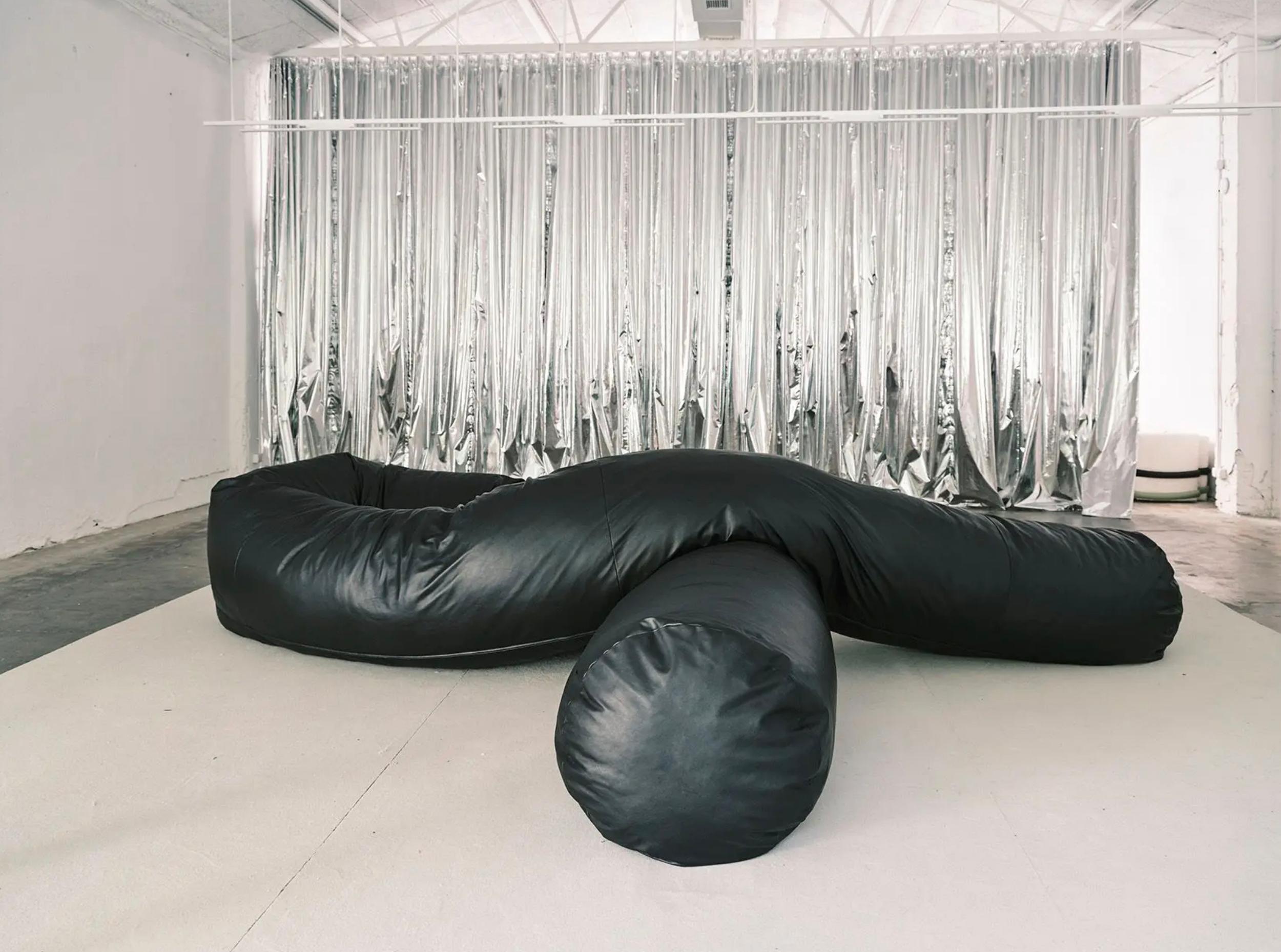 https://a.1stdibscdn.com/willo-perron-sausage-sofa-for-bd-barcelona-for-sale-picture-4/f_14272/f_425454521733123702941/Captura_de_pantalla_2024_12_02_a_las_7_49_34_master.jpg