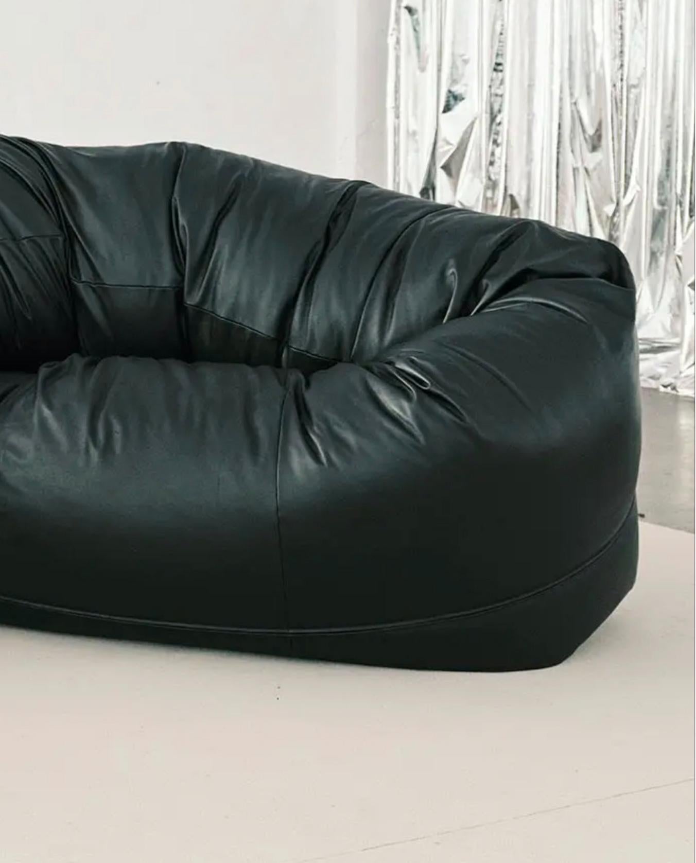 https://a.1stdibscdn.com/willo-perron-sausage-sofa-for-bd-barcelona-for-sale-picture-6/f_14272/f_425454521733123703697/Captura_de_pantalla_2024_12_02_a_las_8_05_40_master.jpg