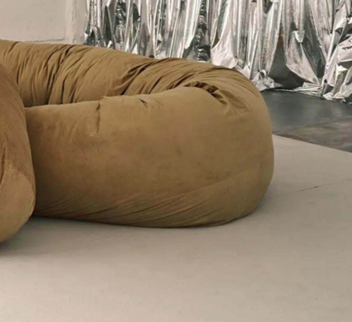 https://a.1stdibscdn.com/willo-perron-sausage-sofa-for-bd-barcelona-for-sale-picture-6/f_14272/f_425454321733123415064/Captura_de_pantalla_2024_12_02_a_las_8_09_18_master.jpg