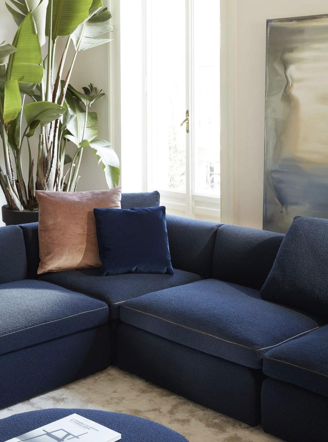https://a.1stdibscdn.com/rodolfo-dordoni-dress-up-sectorial-sofa-for-cassina-for-sale-picture-15/f_14272/f_425644221733231480796/Captura_de_pantalla_2024_12_03_a_las_14_10_03_master.jpg