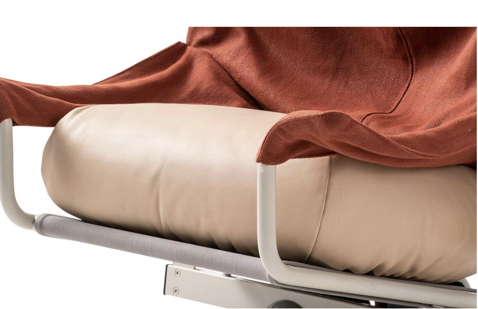 https://a.1stdibscdn.com/paolo-deganello-aeo-armchair-for-cassina-for-sale-picture-3/f_14272/f_425597321733210633934/Captura_de_pantalla_2024_12_03_a_las_8_21_33_master.jpg