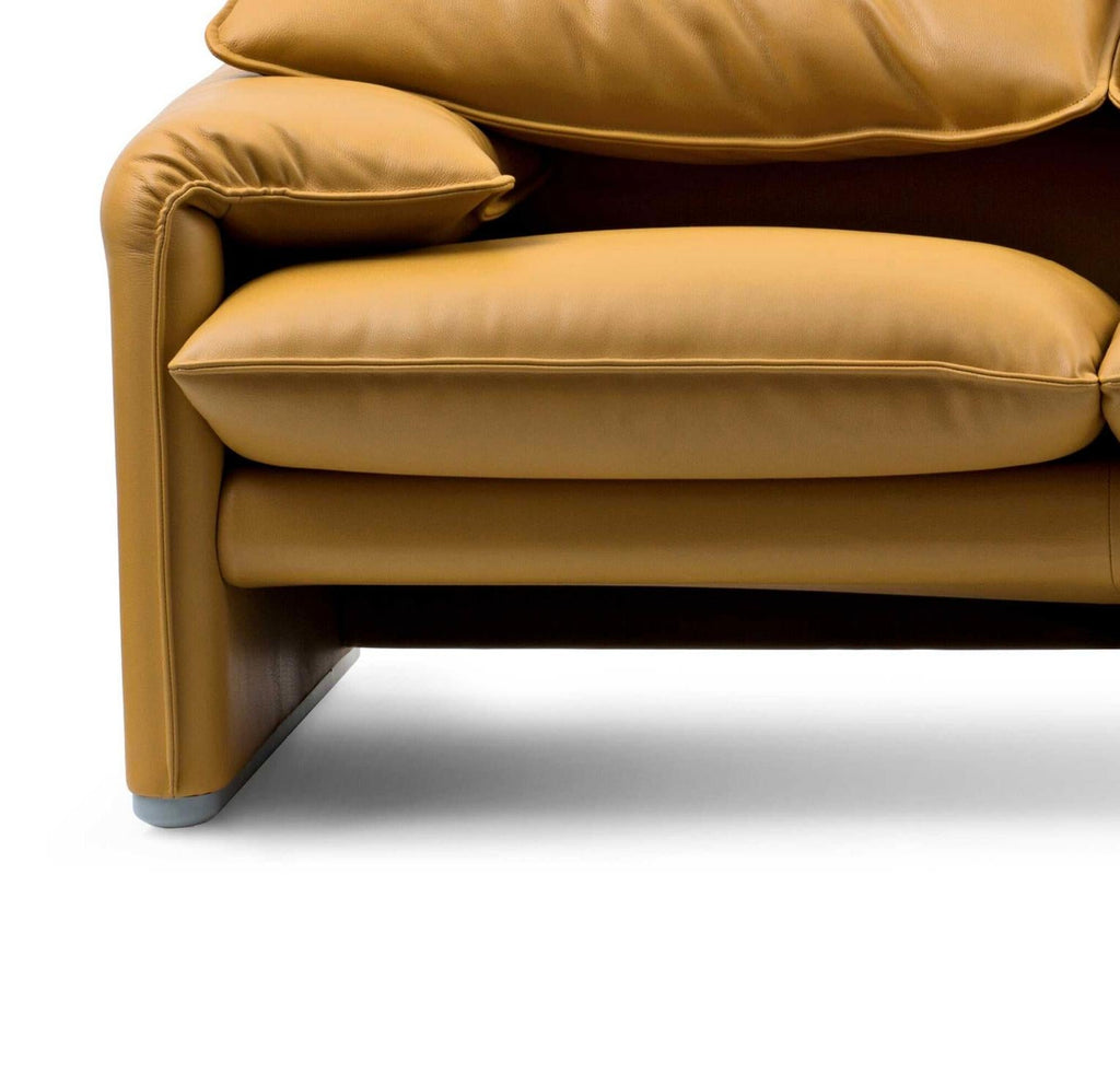 https://a.1stdibscdn.com/vico-magistretti-maralunga-three-seater-sofa-for-cassina-for-sale-picture-6/f_14272/f_426989221733987621146/Captura_de_pantalla_2024_12_12_a_las_7_53_26_master.jpg