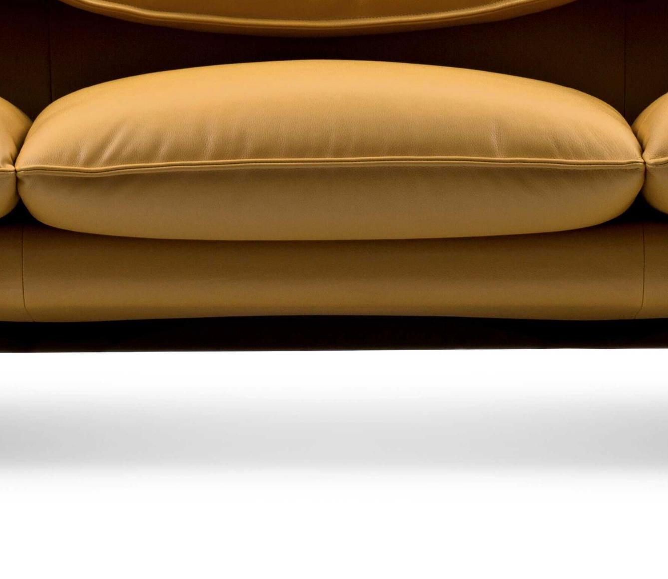 https://a.1stdibscdn.com/vico-magistretti-maralunga-three-seater-sofa-for-cassina-for-sale-picture-8/f_14272/f_426989221733987621085/Captura_de_pantalla_2024_12_12_a_las_7_53_31_master.jpg