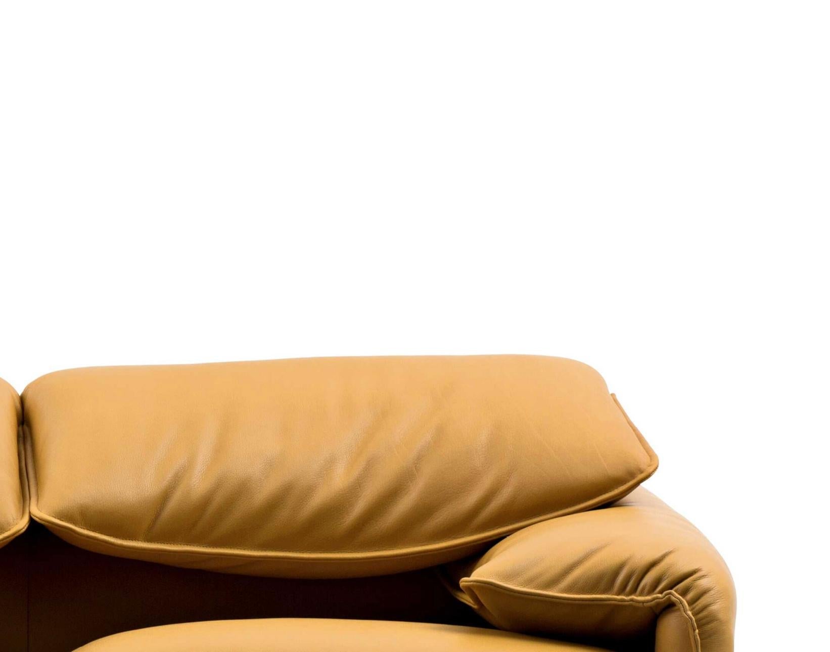 https://a.1stdibscdn.com/vico-magistretti-maralunga-three-seater-sofa-for-cassina-for-sale-picture-7/f_14272/f_426989221733987621050/Captura_de_pantalla_2024_12_12_a_las_7_53_38_master.jpg