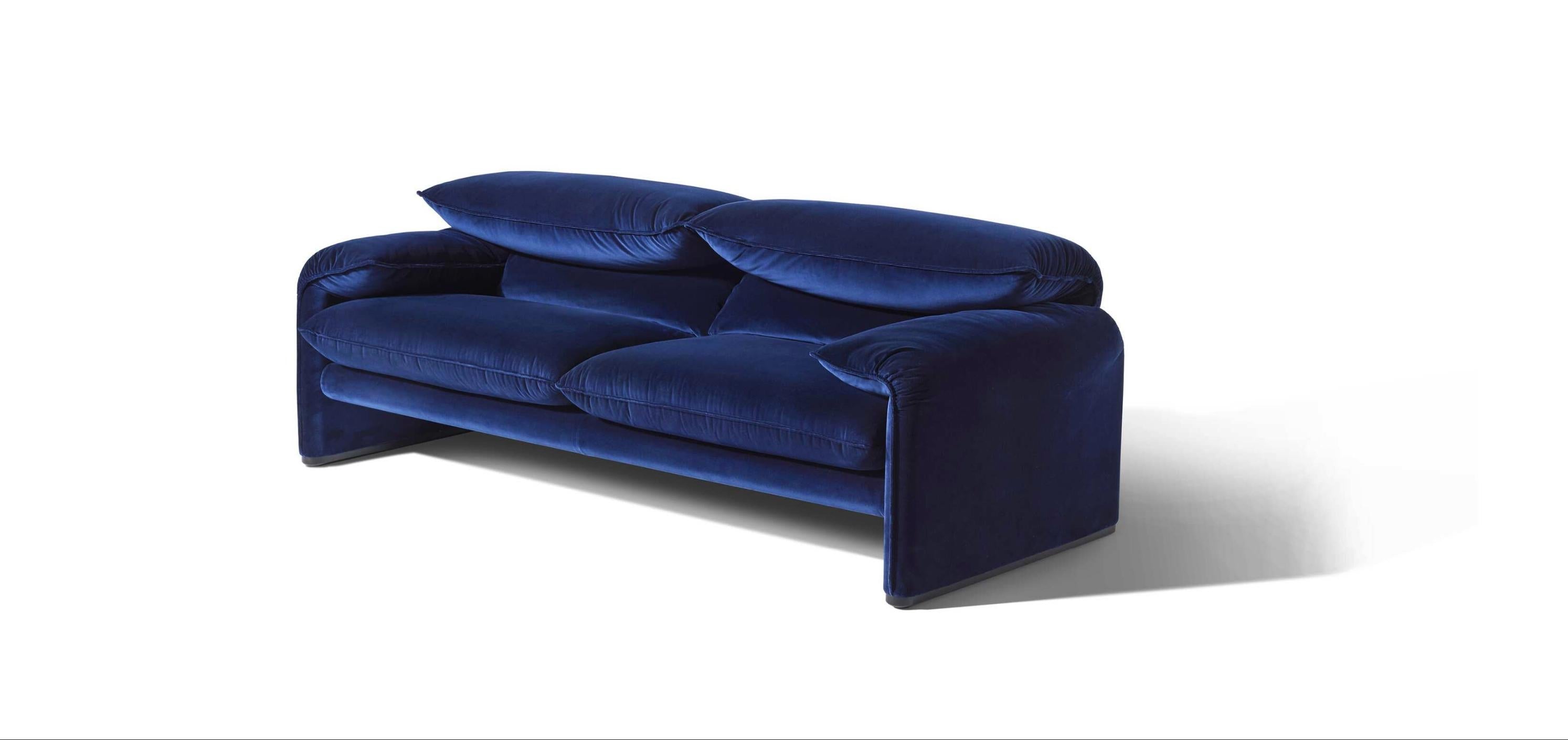https://a.1stdibscdn.com/vico-magistretti-maralunga-two-seater-sofa-for-cassina-for-sale-picture-2/f_14272/f_426989921733988572487/Captura_de_pantalla_2024_12_12_a_las_7_54_23_master.jpg