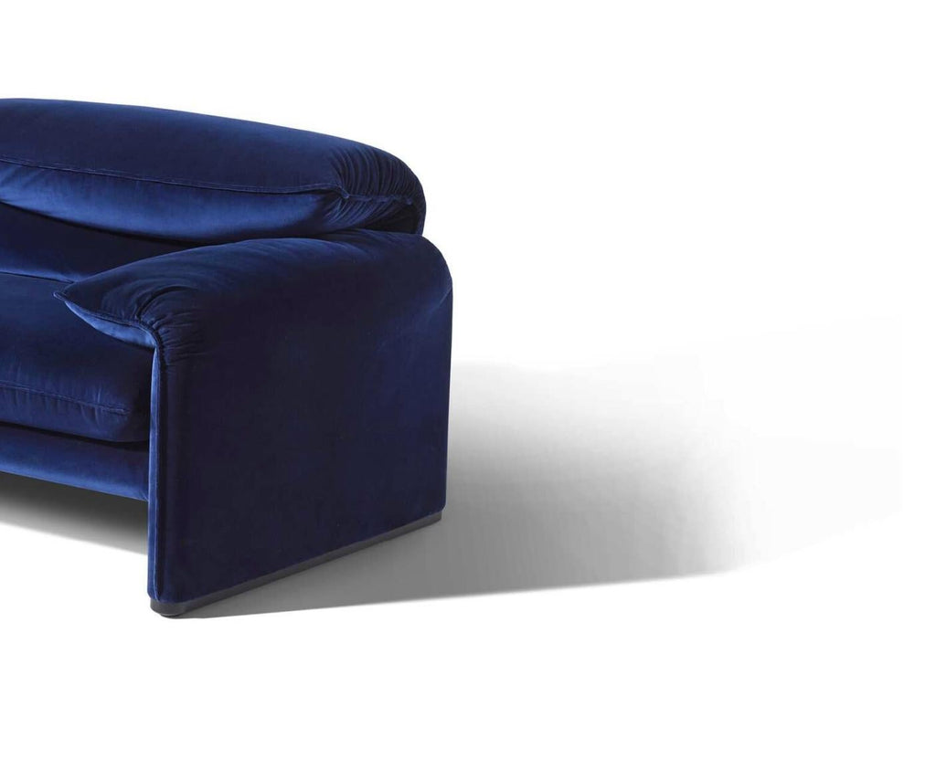 https://a.1stdibscdn.com/vico-magistretti-maralunga-two-seater-sofa-for-cassina-for-sale-picture-3/f_14272/f_426989921733988571931/Captura_de_pantalla_2024_12_12_a_las_7_54_30_master.jpg