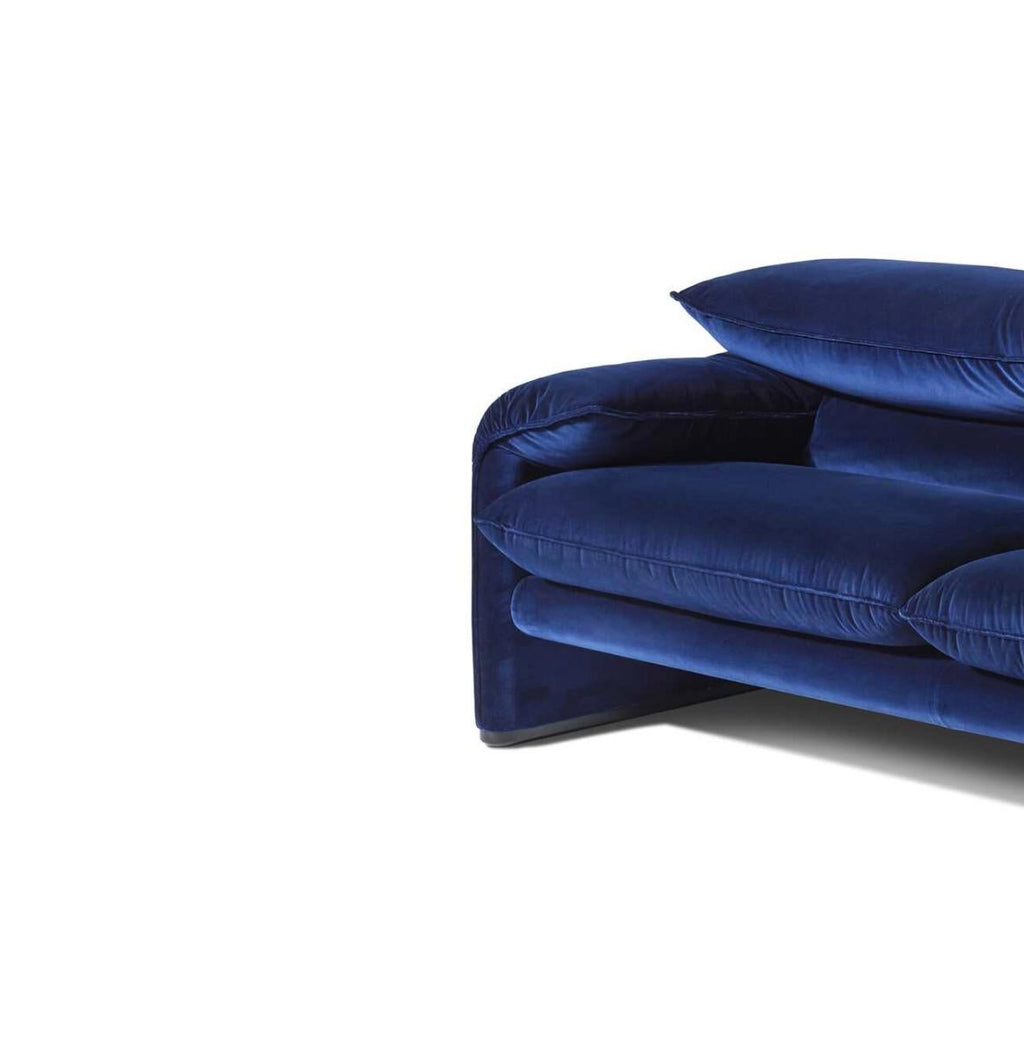 https://a.1stdibscdn.com/vico-magistretti-maralunga-two-seater-sofa-for-cassina-for-sale-picture-5/f_14272/f_426989921733988572299/Captura_de_pantalla_2024_12_12_a_las_7_54_40_master.jpg