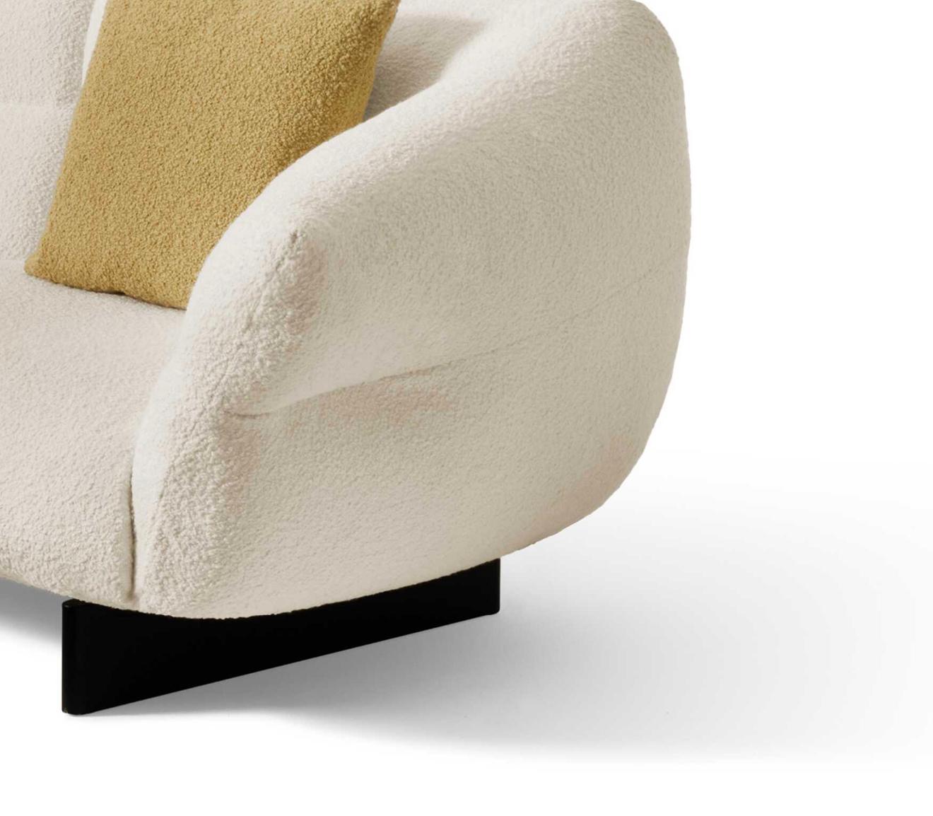 https://a.1stdibscdn.com/patricia-urquiola-mon-cloud-sofa-for-cassina-for-sale-picture-8/f_14272/f_427861321734418483116/Captura_de_pantalla_2024_12_17_a_las_7_52_39_master.jpg