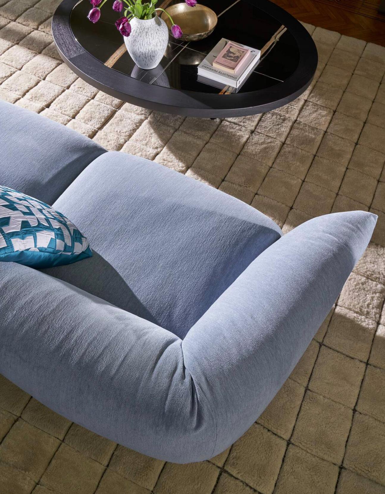 https://a.1stdibscdn.com/patricia-urquiola-mon-cloud-sofa-for-cassina-for-sale-picture-9/f_14272/f_427862021734419290343/Captura_de_pantalla_2024_12_17_a_las_7_55_26_master.jpg