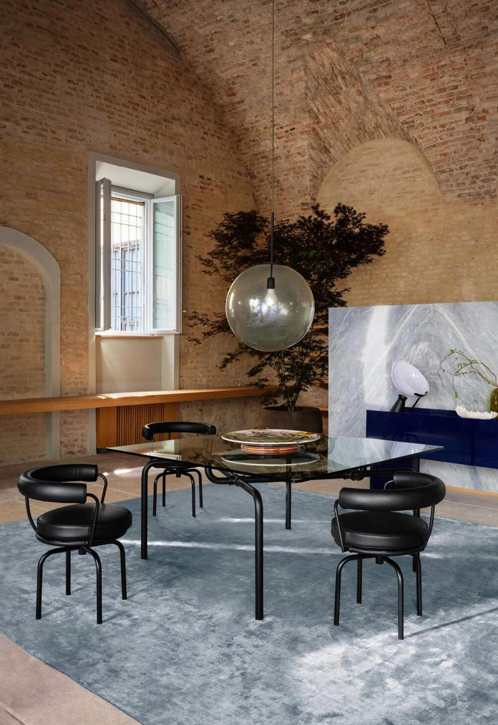 https://a.1stdibscdn.com/charlotte-perriand-7-fauteuil-tournant-durable-chair-for-cassina-for-sale-picture-9/f_14272/f_428884121734959699483/Captura_de_pantalla_2024_12_23_a_las_14_12_28_master.jpg