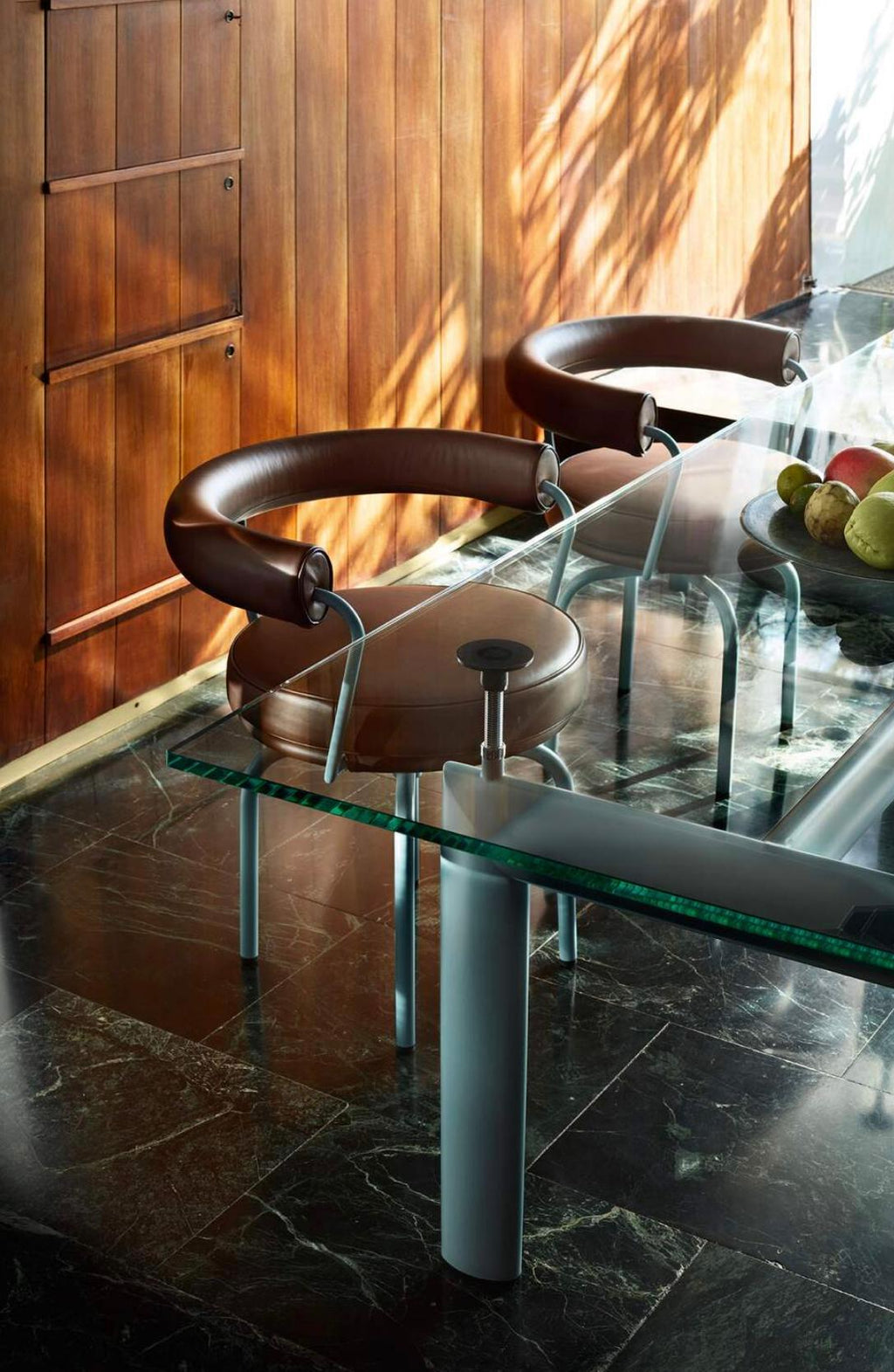https://a.1stdibscdn.com/charlotte-perriand-7-fauteuil-tournant-durable-chair-for-cassina-for-sale-picture-12/f_14272/f_428884121734959700321/Captura_de_pantalla_2024_12_23_a_las_14_12_46_master.jpg