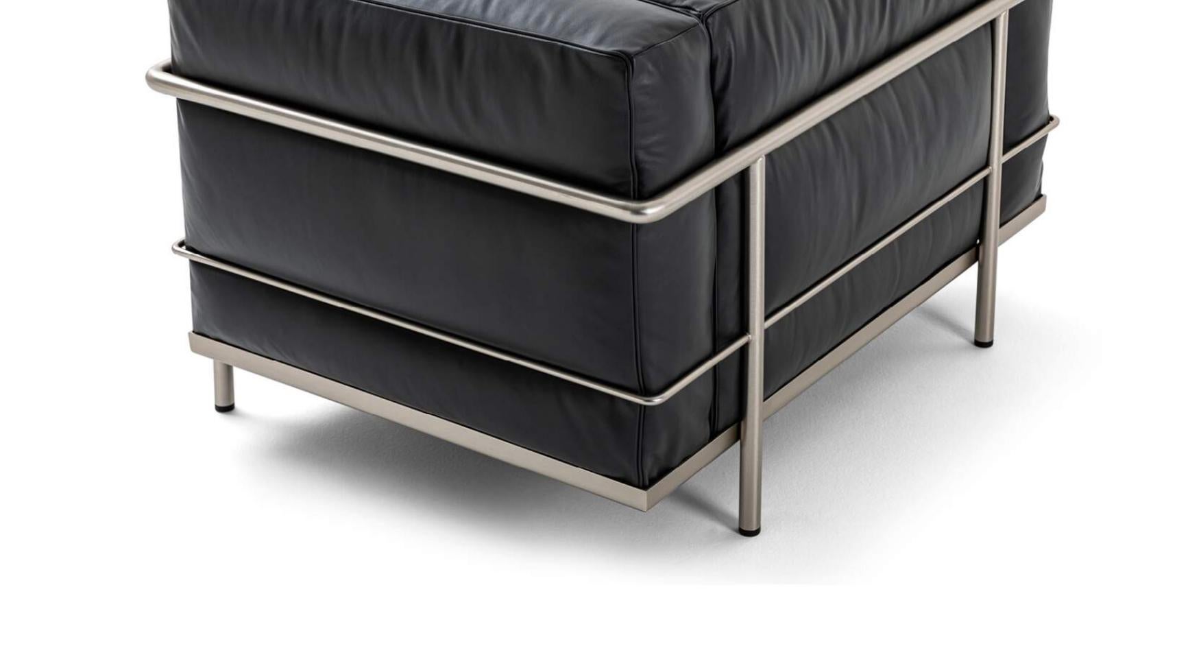 https://a.1stdibscdn.com/le-corbusier-3-fauteuil-grand-confort-grand-modele-durable-for-cassina-for-sale-picture-7/f_14272/f_430585421736258842798/Captura_de_pantalla_2025_01_07_a_las_15_03_31_master.jpg