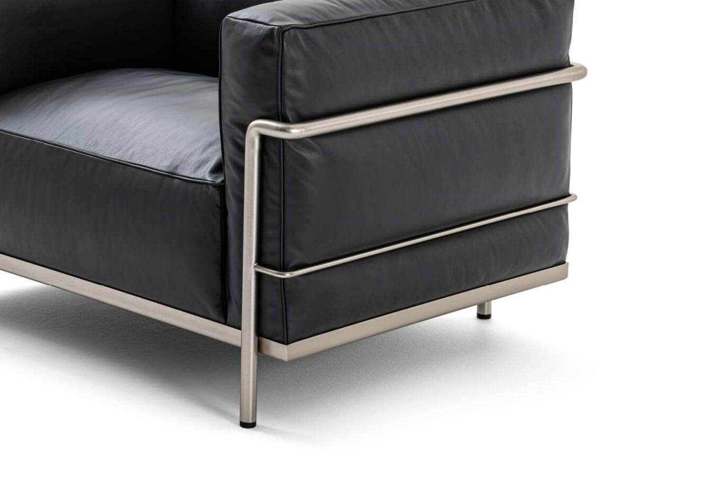 https://a.1stdibscdn.com/le-corbusier-3-fauteuil-grand-confort-grand-modele-durable-for-cassina-for-sale-picture-8/f_14272/f_430585421736258842778/Captura_de_pantalla_2025_01_07_a_las_15_03_38_master.jpg