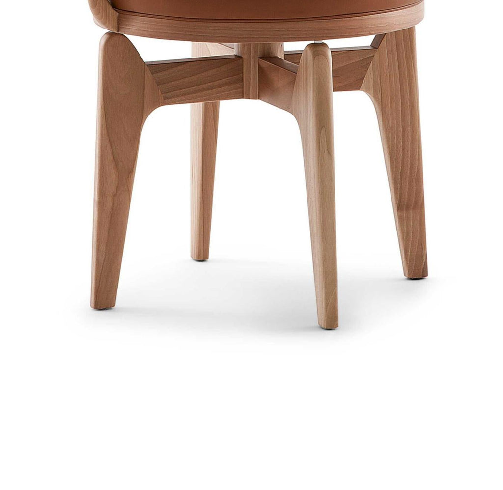 https://a.1stdibscdn.com/charlotte-perriand-indochine-chair-for-cassina-for-sale-picture-6/f_14272/f_431504621736867864970/Captura_de_pantalla_2025_01_14_a_las_16_16_54_master.jpg