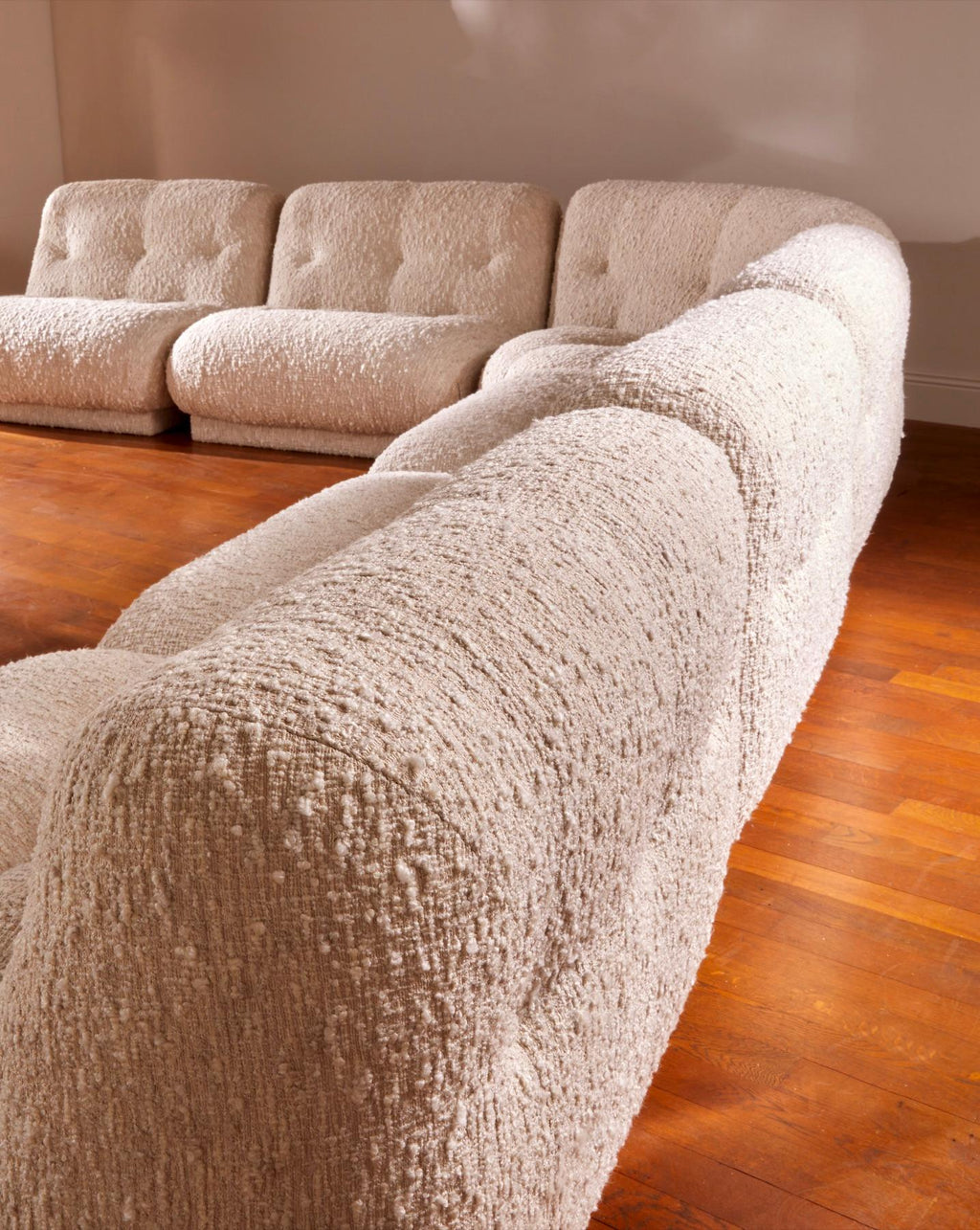 https://a.1stdibscdn.com/customizable-modular-sofa-by-studio-glustin-for-sale-picture-4/f_9680/f_461016621754055660987/Capture_d_e_cran_2025_08_01_a_15_40_32_master.jpeg