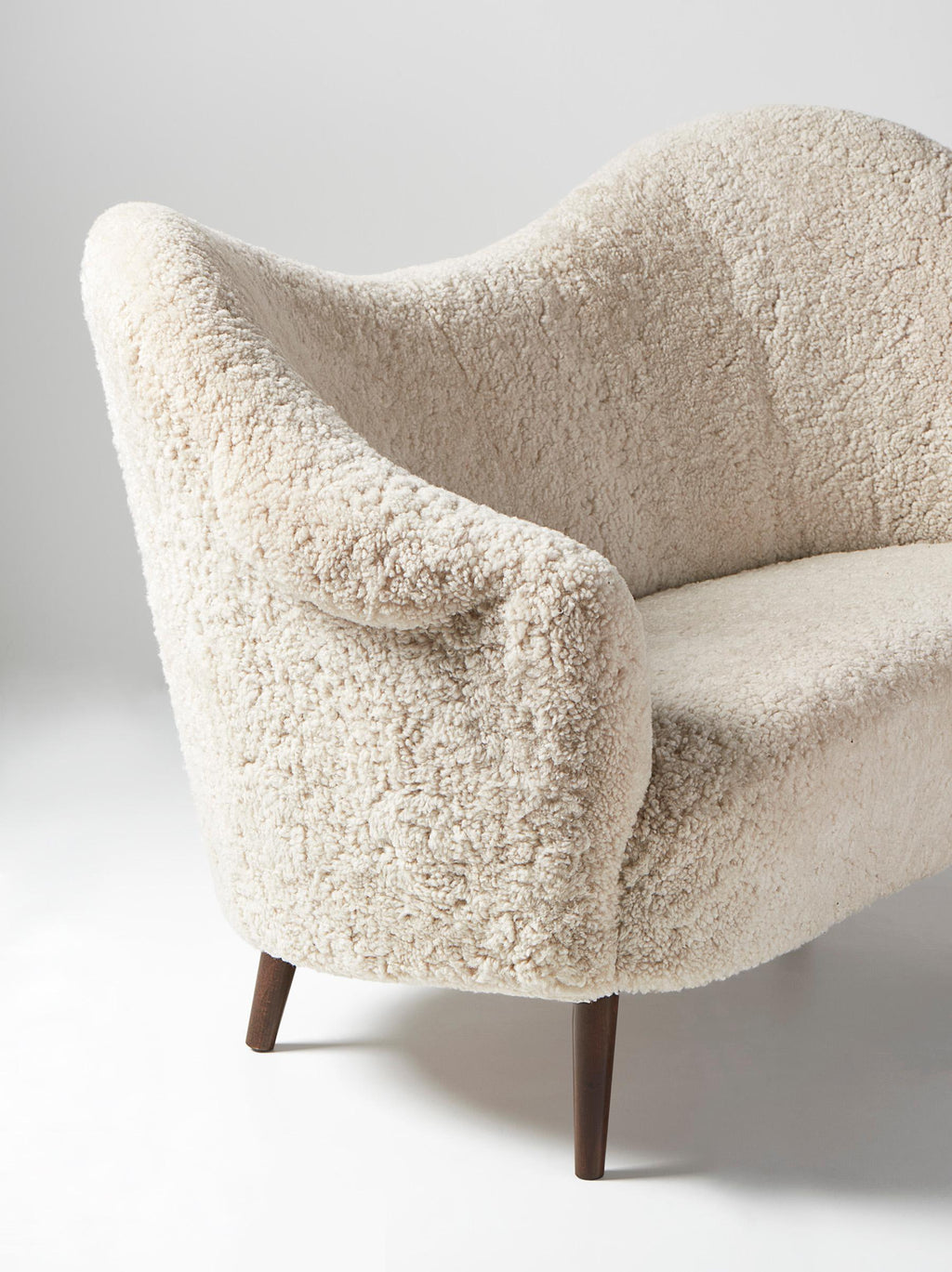 https://a.1stdibscdn.com/sheepskin-samspel-sofa-by-carl-malmsten-for-sale-picture-3/f_13332/f_435437321738969953401/Carl_Malmsten_Samspel_Sofa_OHS_Ver_Moonlight4564_r1_rgb_4500px_copy_master.jpg