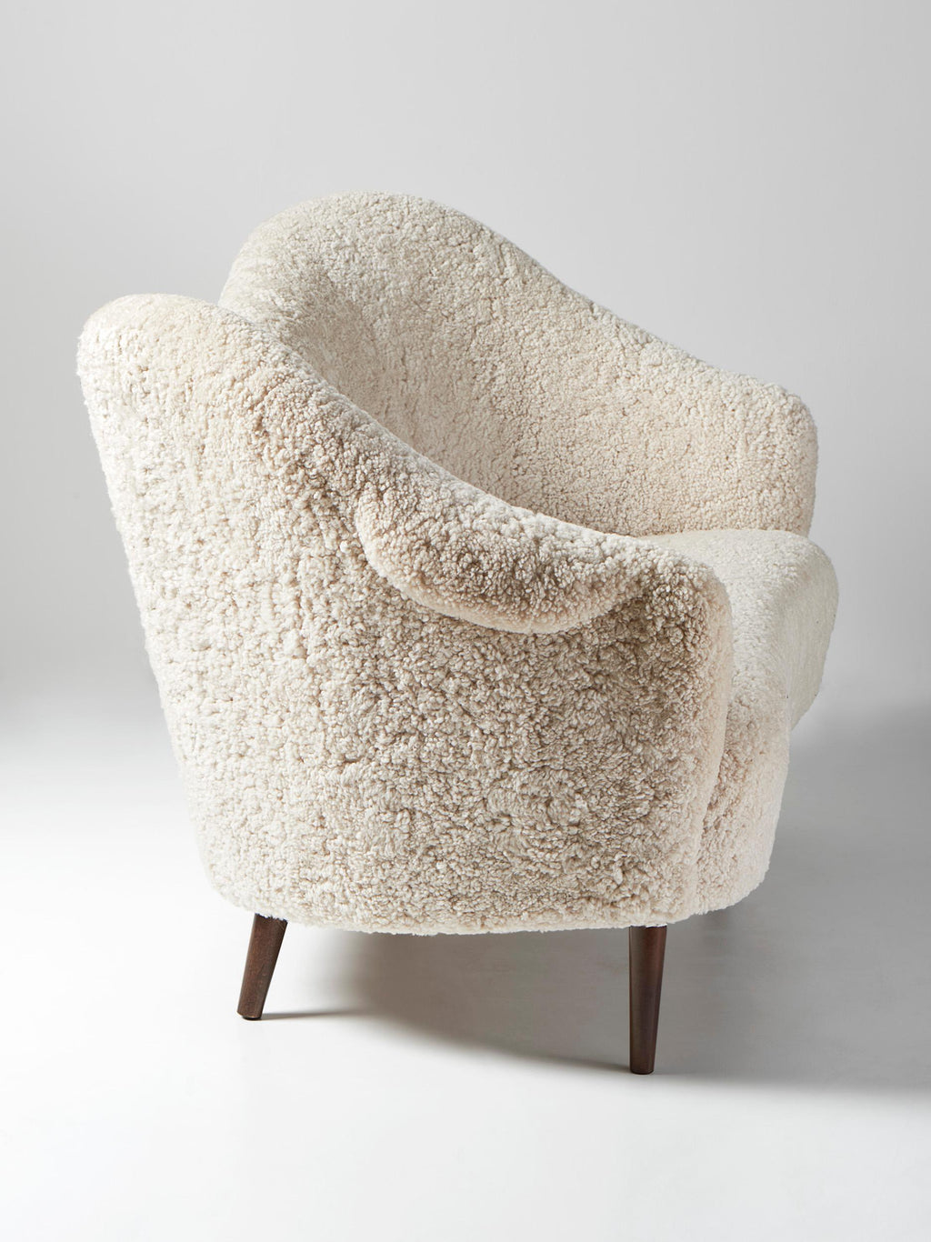 https://a.1stdibscdn.com/sheepskin-samspel-sofa-by-carl-malmsten-for-sale-picture-4/f_13332/f_435437321738969952658/Carl_Malmsten_Samspel_Sofa_OHS_Ver_Moonlight4568_r1_rgb_4500px_copy_master.jpg