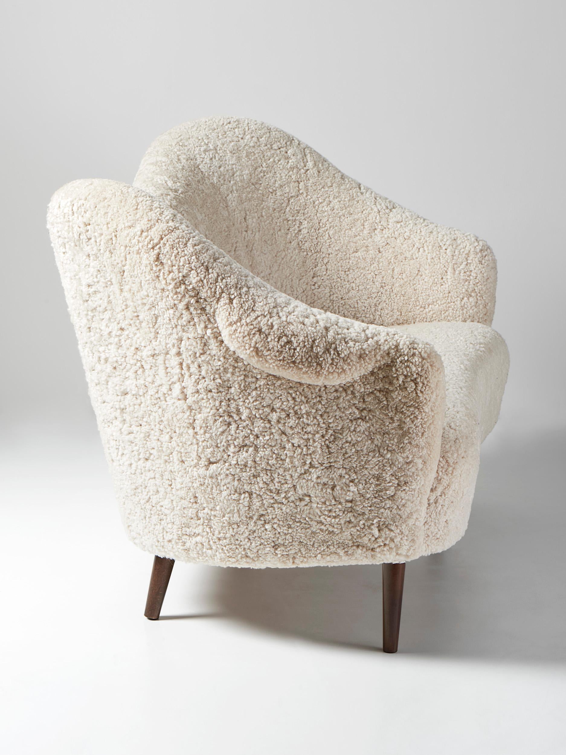 https://a.1stdibscdn.com/sheepskin-samspel-sofa-by-carl-malmsten-for-sale-picture-4/f_13332/f_435437321738969952658/Carl_Malmsten_Samspel_Sofa_OHS_Ver_Moonlight4568_r1_rgb_4500px_copy_master.jpg