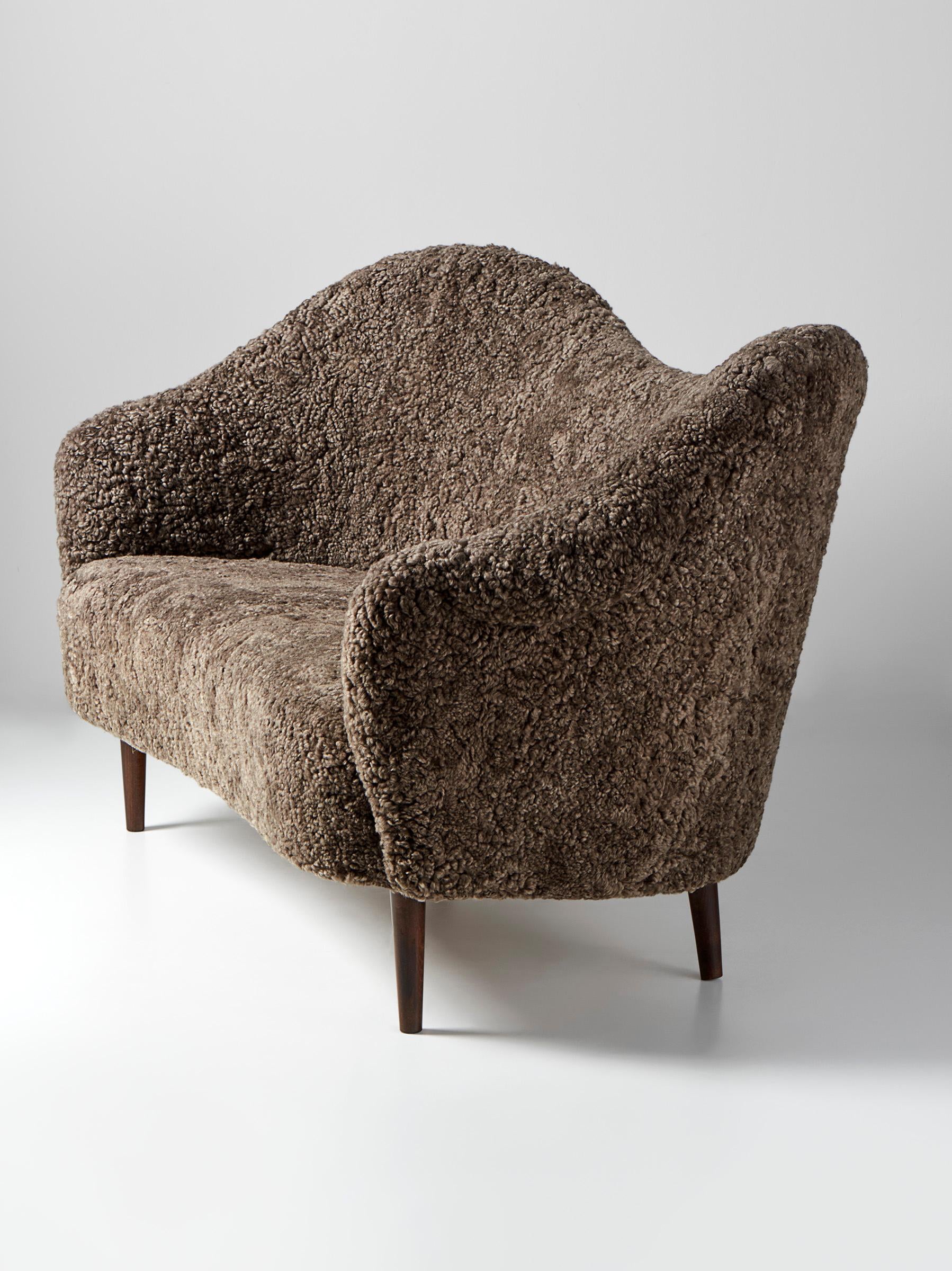 https://a.1stdibscdn.com/sheepskin-samspel-sofa-by-carl-malmsten-for-sale-picture-4/f_13332/f_435438621738971104287/Carl_Malmsten_Samspel_Sofa_OHS_Ver_Sahara4559_4_r1_rgb_4500px_copy_master.jpg