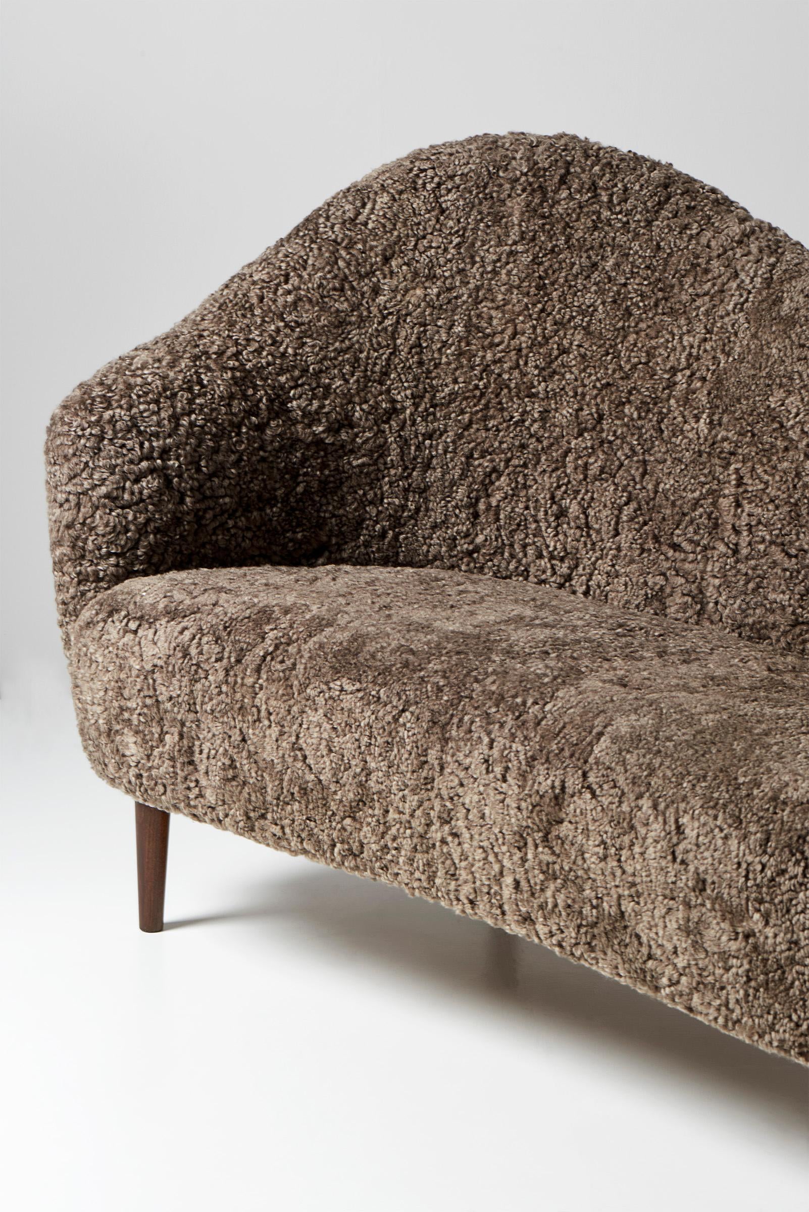 https://a.1stdibscdn.com/sheepskin-samspel-sofa-by-carl-malmsten-for-sale-picture-5/f_13332/f_435438621738971103090/Carl_Malmsten_Samspel_Sofa_OHS_Ver_Sahara4562_4_r1_rgb_4500px_copy_master.jpg