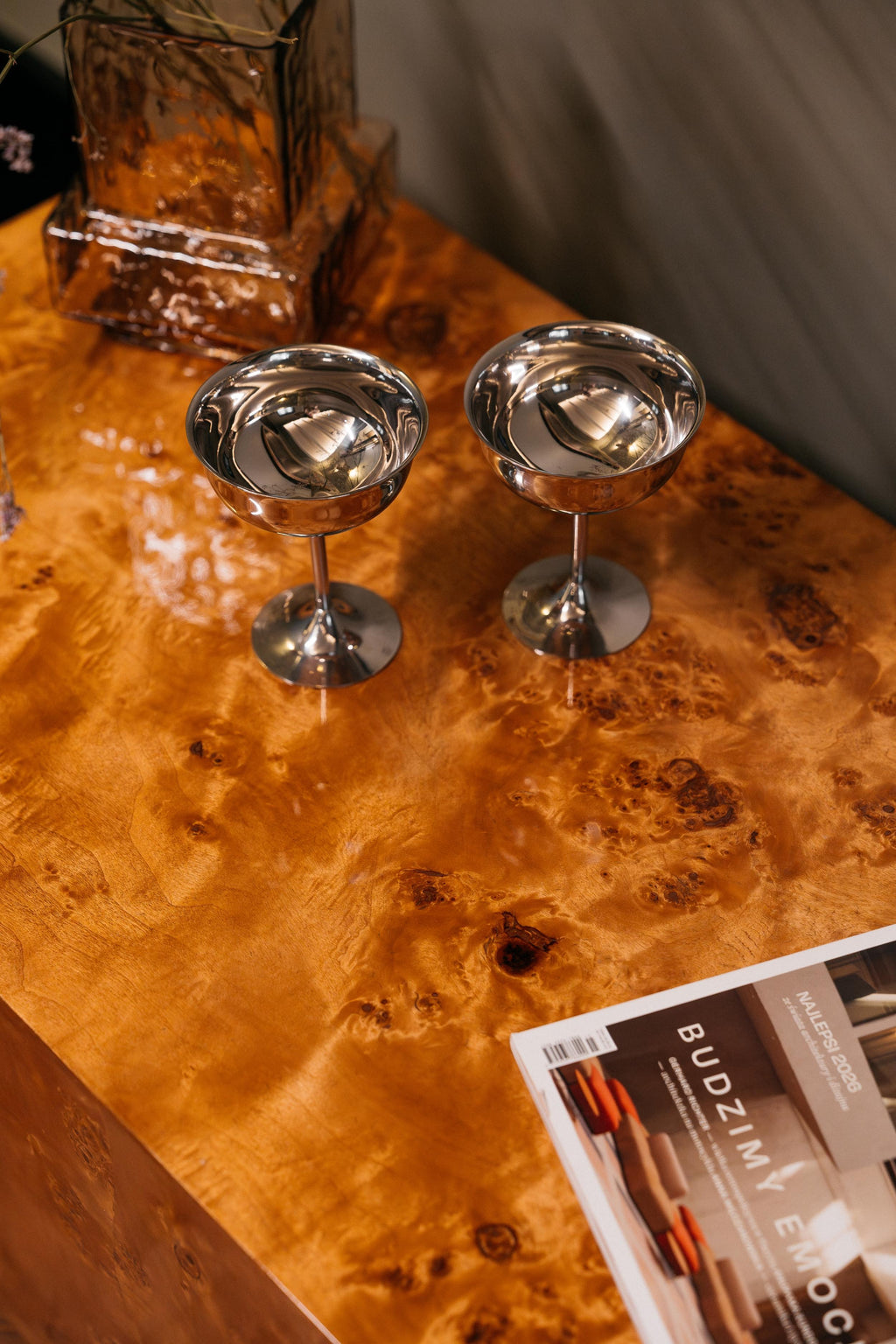 https://a.1stdibscdn.com/carlton-distinctive-unmistakeable-light-burl-coffee-table-for-unique-space-for-sale-picture-9/f_107692/f_481329621770799874259/Carlton_1stDibs_1_master.jpg