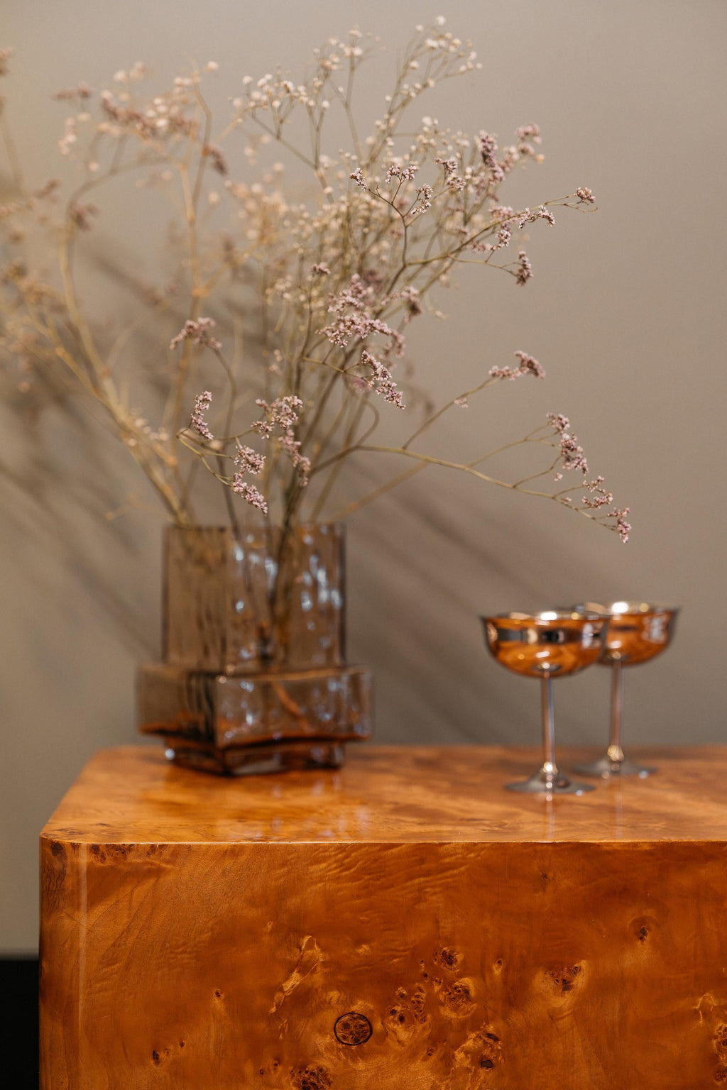 https://a.1stdibscdn.com/carlton-distinctive-unmistakeable-light-burl-coffee-table-for-unique-space-for-sale-picture-5/f_107692/f_481329621770799875603/Carlton_1stDibs_master.jpg