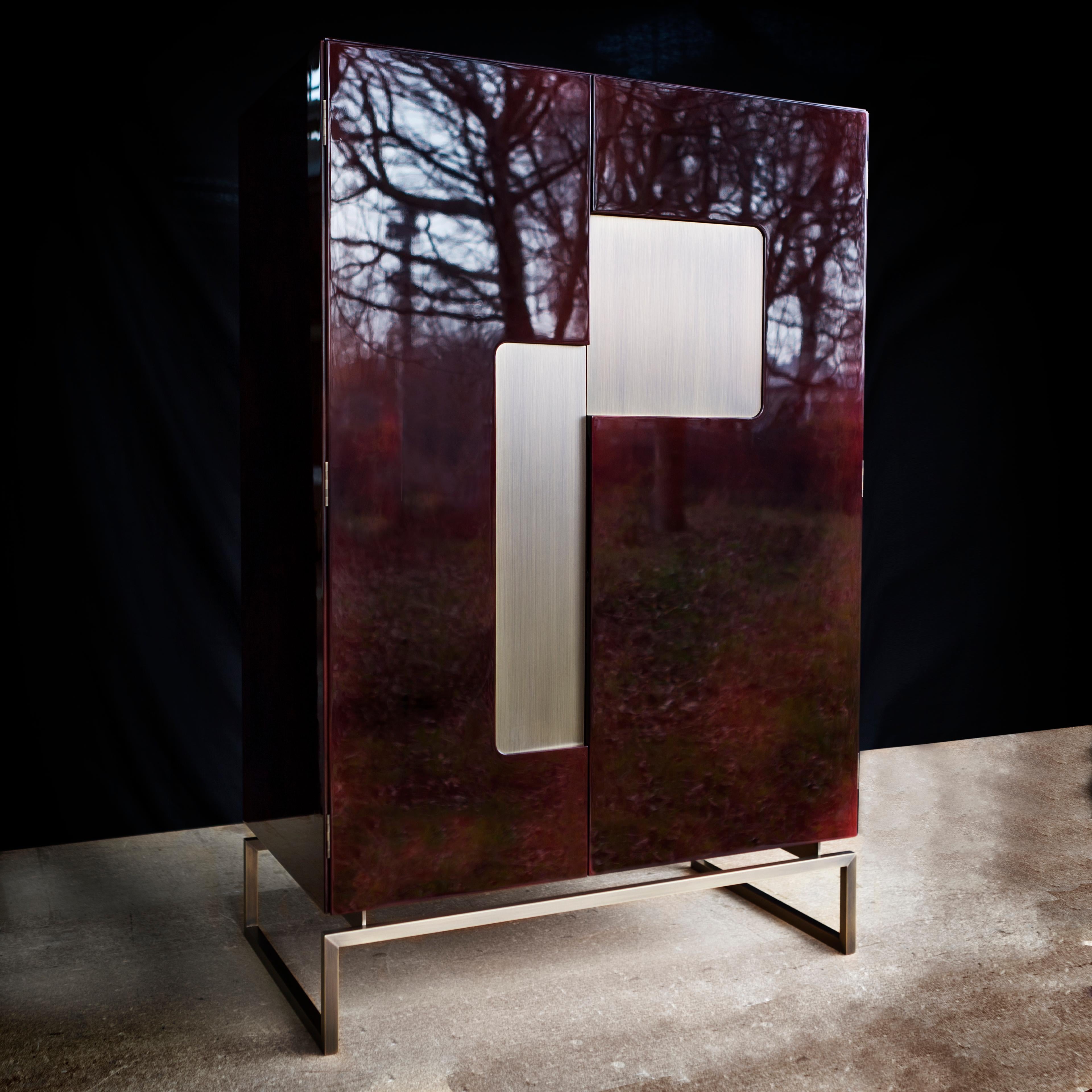 https://a.1stdibscdn.com/giorgio-cabinet-in-lacquer-and-bronze-finish-for-sale-picture-3/f_62722/f_273158821644510222224/Casa_Casati_Giorgio_02_master.jpg