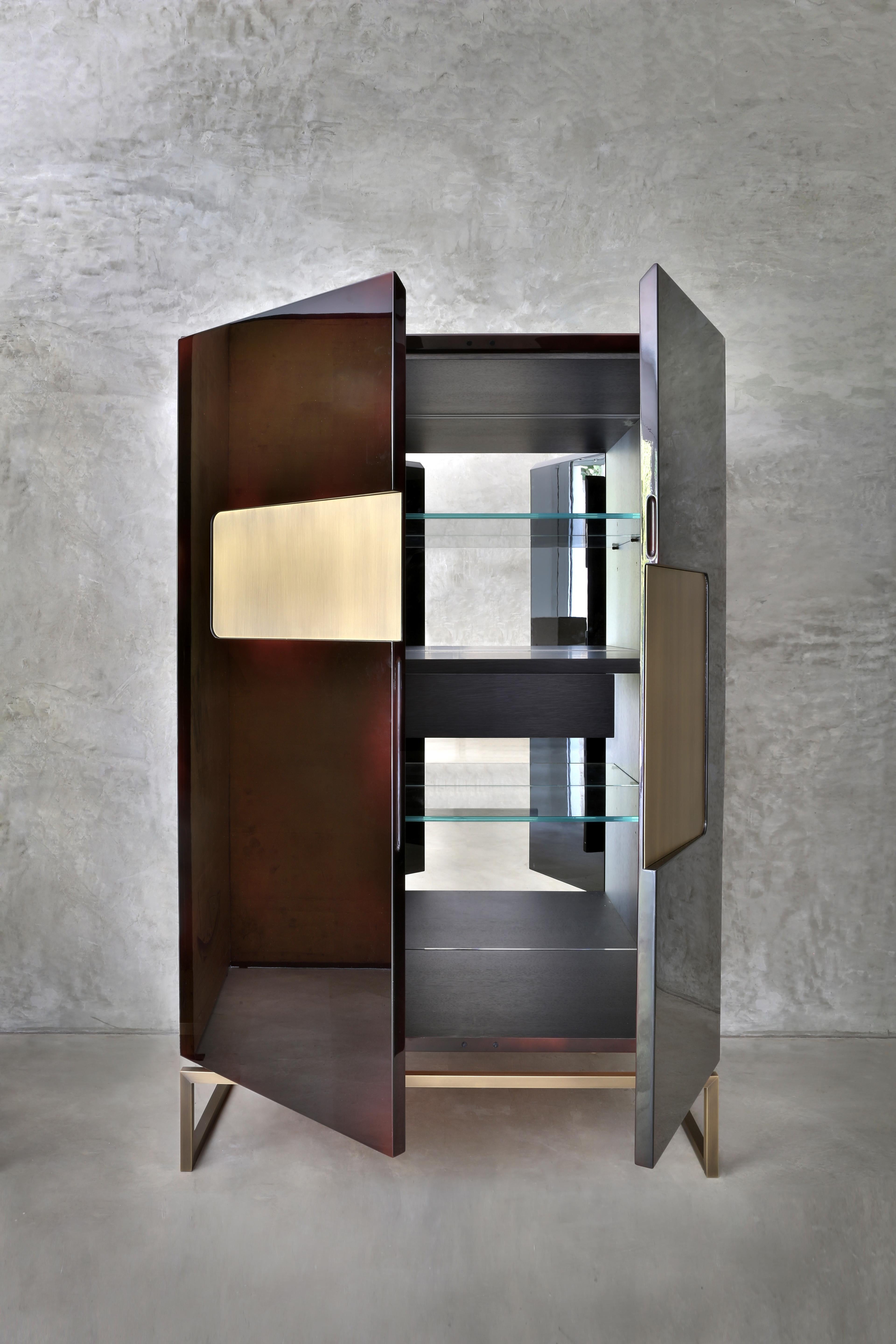 https://a.1stdibscdn.com/giorgio-cabinet-in-lacquer-and-bronze-finish-for-sale-picture-4/f_62722/f_273158821644510242878/Casa_Casati_Giorgio_04_master.jpg