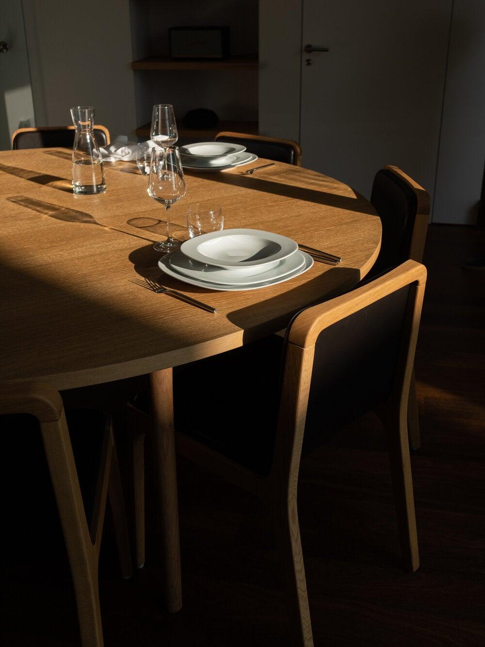 https://a.1stdibscdn.com/minimalist-modern-table-in-oak-wood-round-160cm-for-sale-picture-4/f_60192/f_270098421642775926332/CastTable_13_2_master.jpg