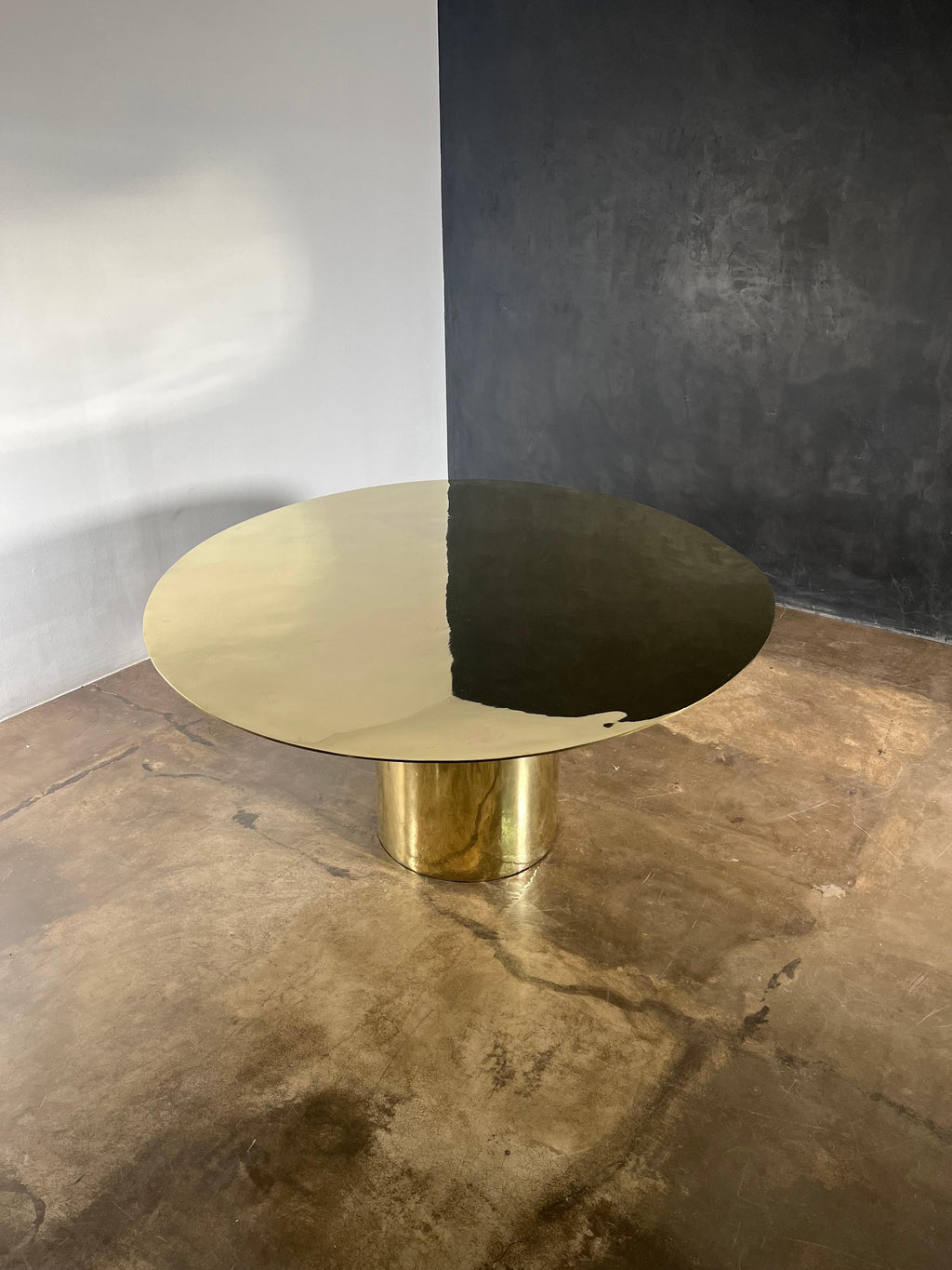 https://a.1stdibscdn.com/cast-bronze-functional-art-sculptural-pedestal-dining-table-from-costantini-for-sale-picture-2/f_25173/f_308256521665609128039/Cast_Bronze_Functional_Art_Dining_Table_from_Costantini_00_master.jpg