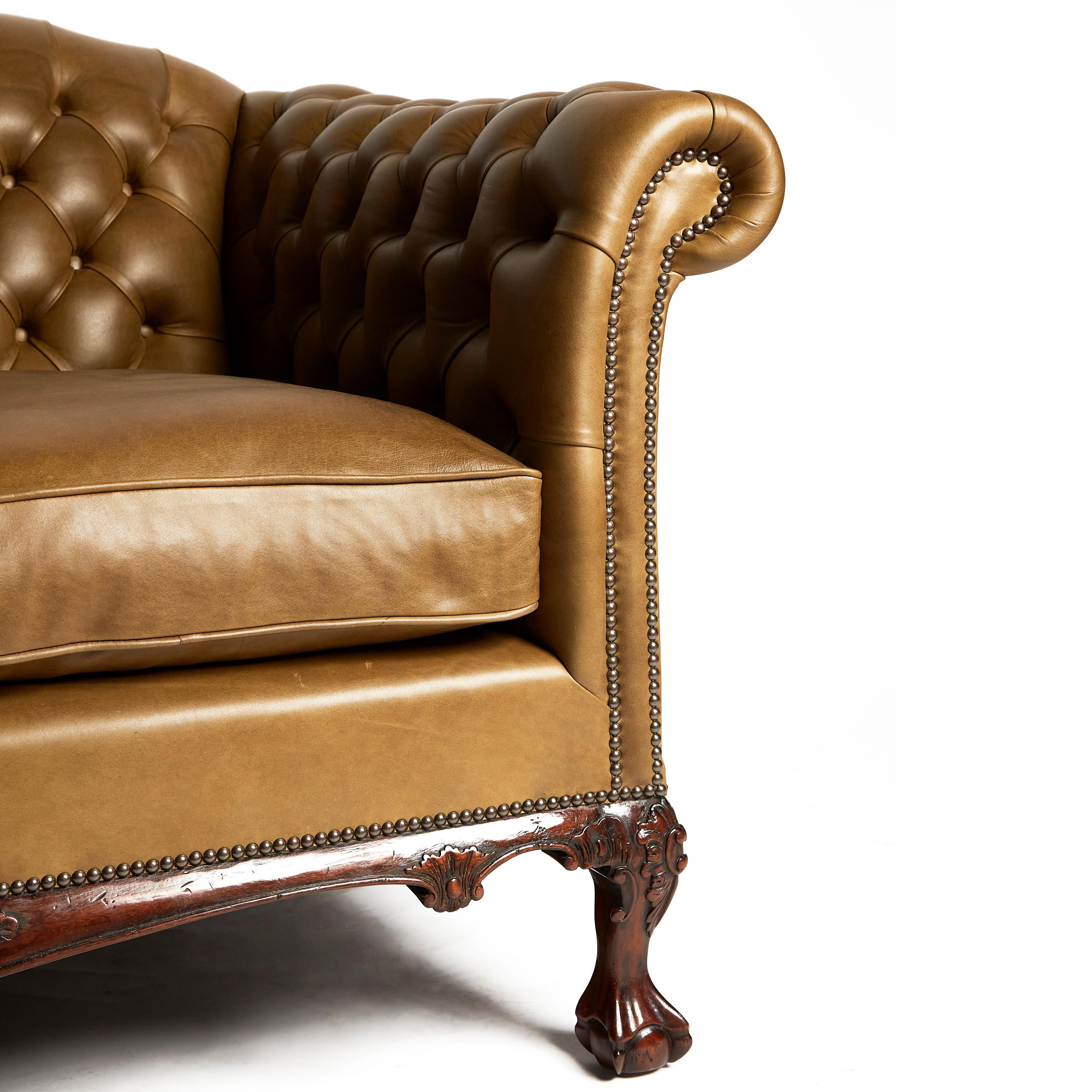 https://a.1stdibscdn.com/traditional-english-leather-shaped-back-chesterfield-sofa-for-sale-picture-4/f_12252/f_216788721607125588719/Chesterfields_3_master.jpg