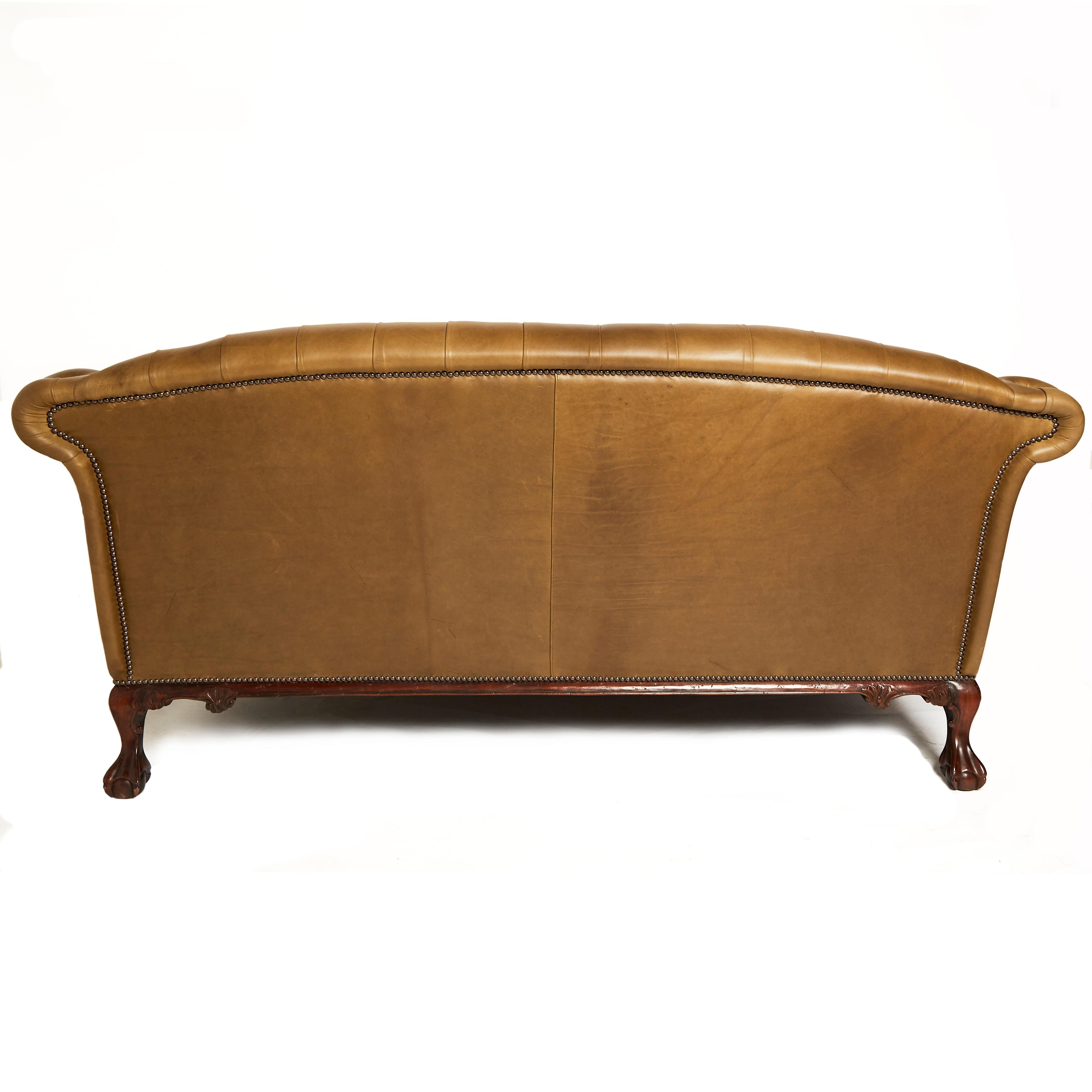 https://a.1stdibscdn.com/traditional-english-leather-shaped-back-chesterfield-sofa-for-sale-picture-8/f_12252/f_216788721607125621319/Chesterfields_6_master.jpg