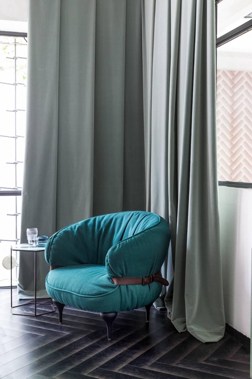 https://a.1stdibscdn.com/chubby-chic-armchair-with-belt-in-dark-brown-leather-by-moroso-for-diesel-for-sale-picture-5/archivesE/upload/f_16392/f_99113011519056275097/Chubby_Chic_Fiber_Armchair_Belt_Dark_Brown_Leather_Moroso_Diesel_12_master.jpg